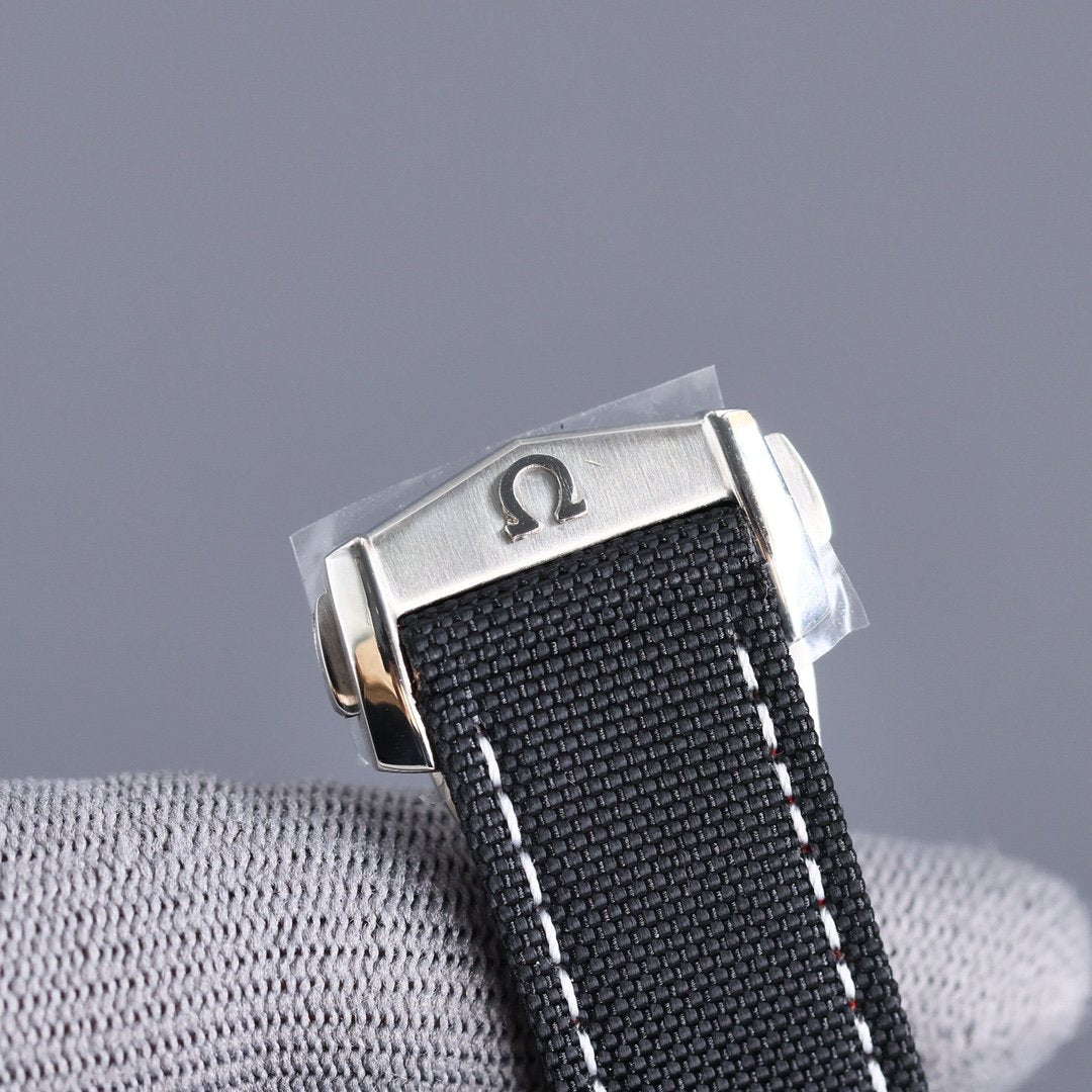 SPEEDMASTER 42MM SNOOPY WHITE DIAL