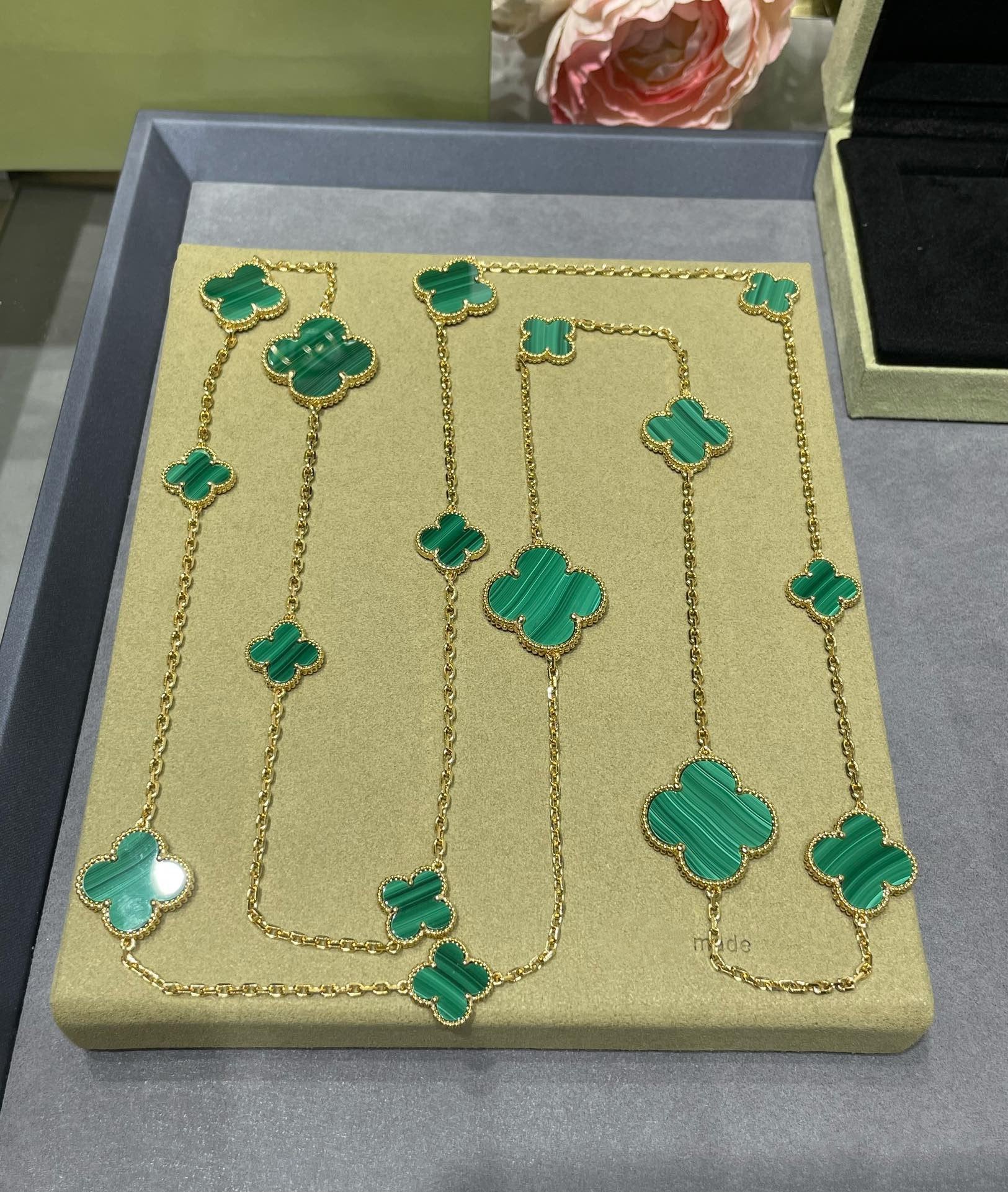 CLOVER 16 MOTIF MALACHITE GOLD NECKLACE