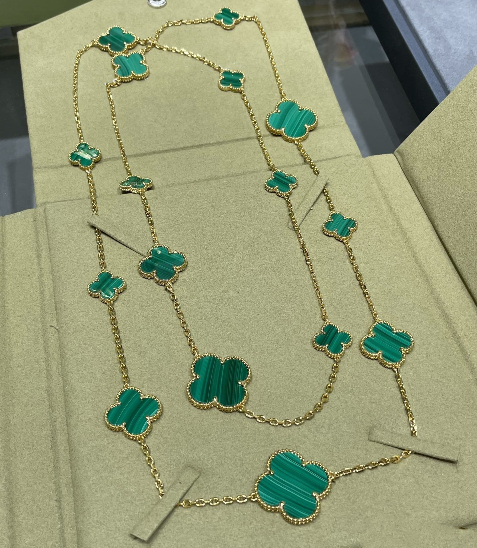 CLOVER 16 MOTIF MALACHITE GOLD NECKLACE