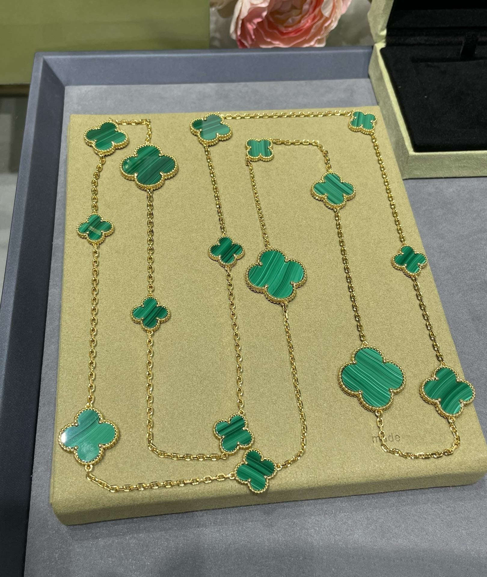 CLOVER 16 MOTIF MALACHITE GOLD NECKLACE
