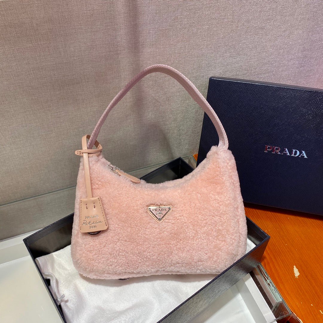 HOBO BAG 23 IN LIGHT PINK SHEARLING