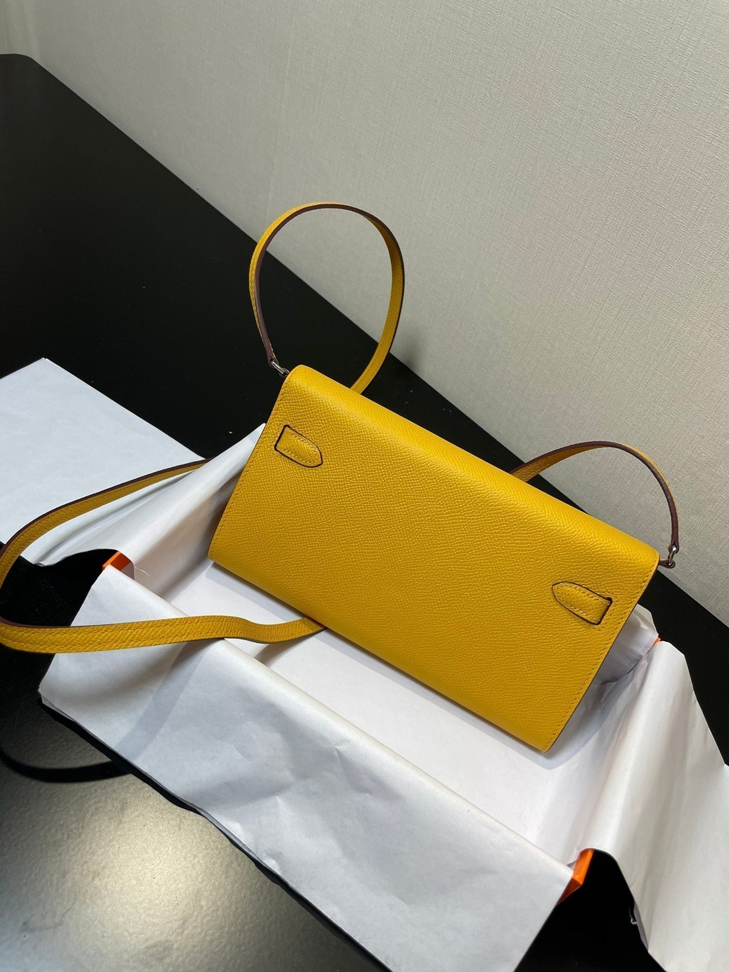 kelly to go wallet 20.5 yellow epsom silver hardware