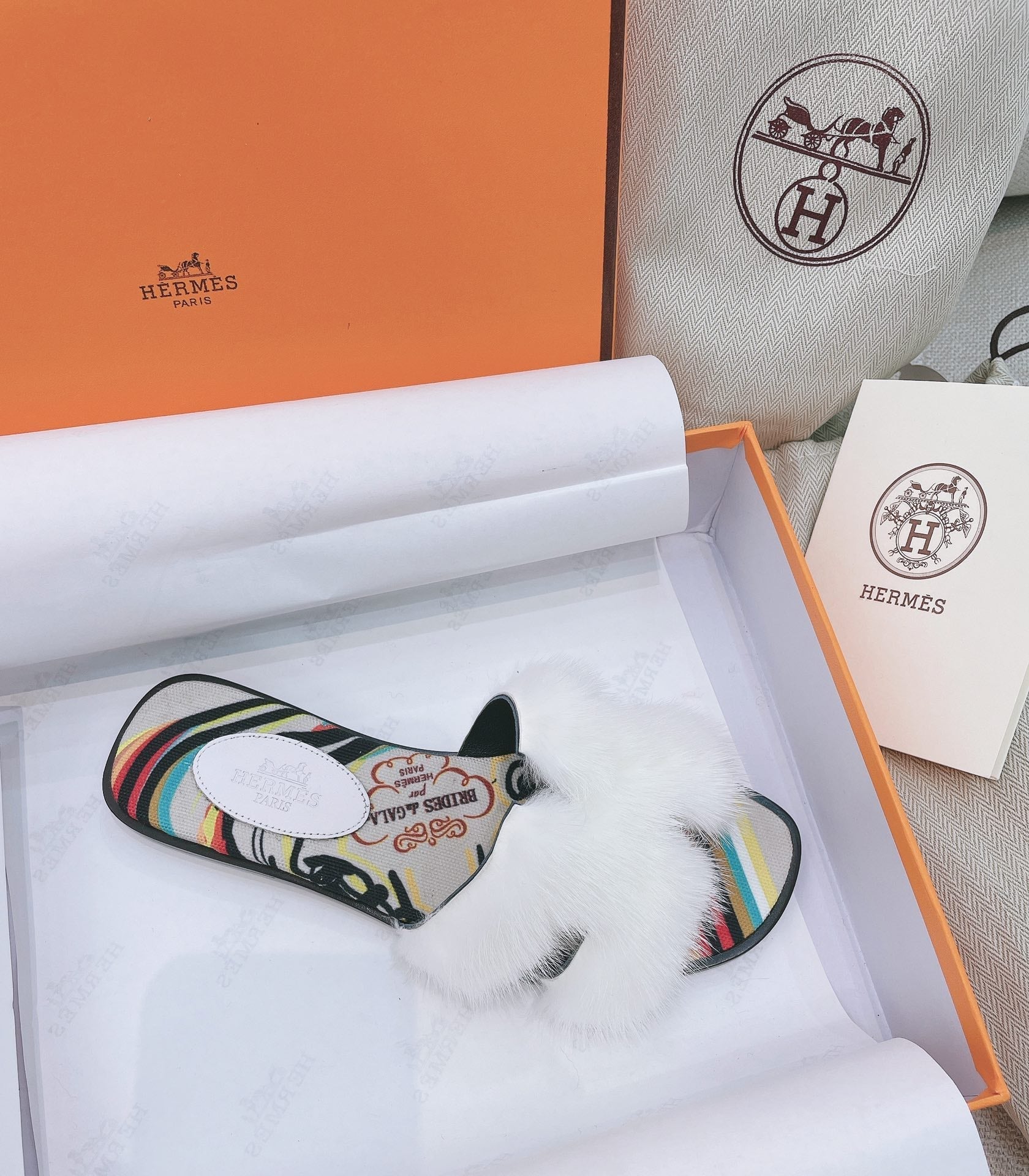 HM 25 Oran White Mink Fur Fabric 348090