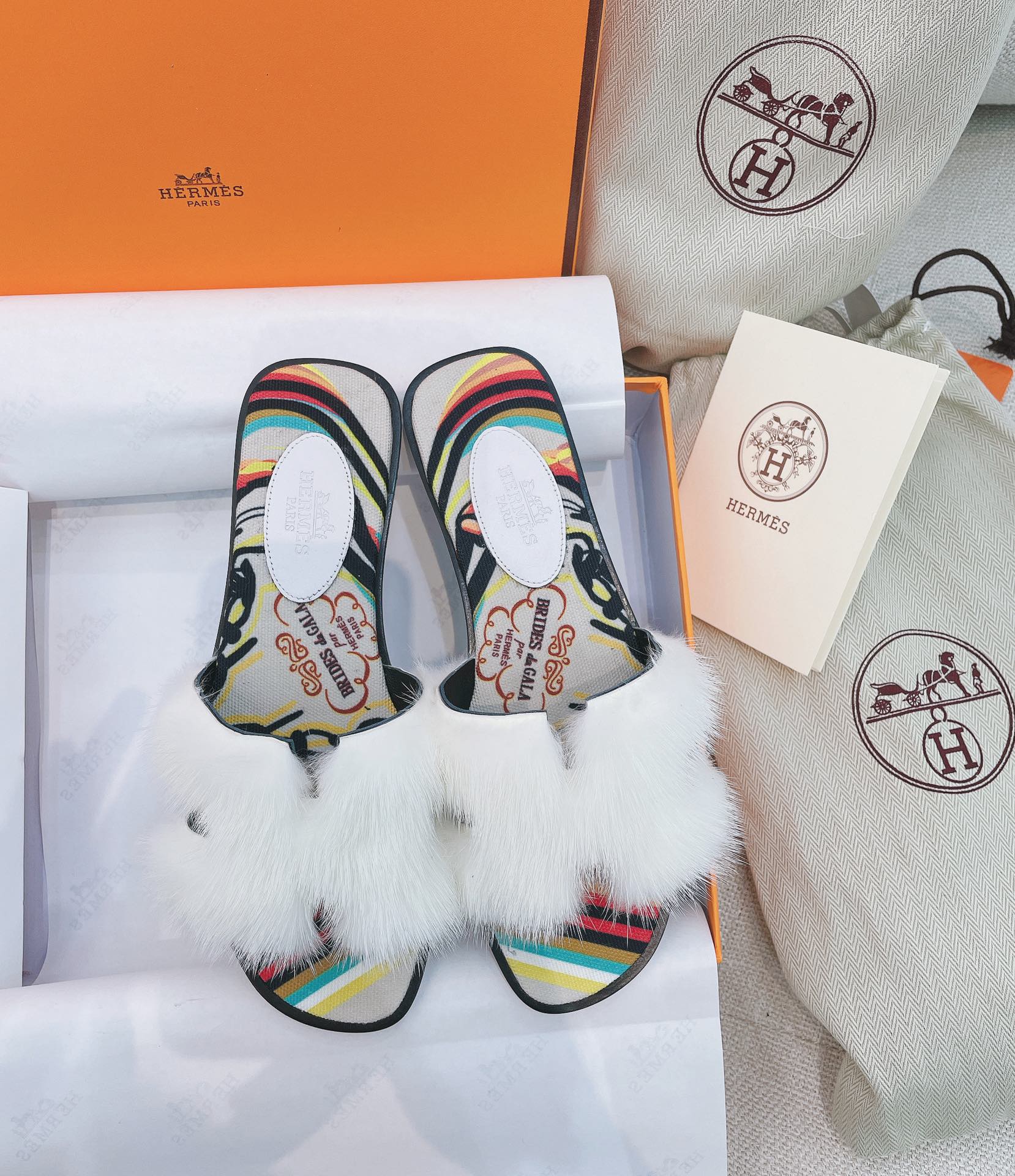 HM 25 Oran White Mink Fur Fabric 348090