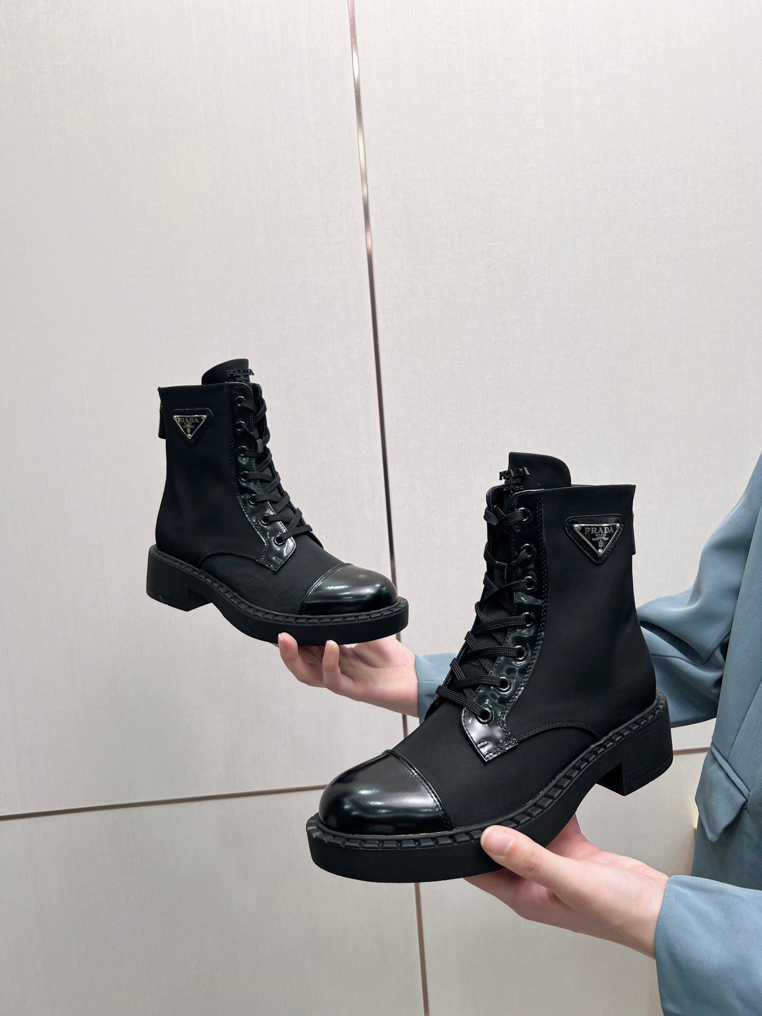 LACE-UP ANKLE BOOTS IN BLACK DENIM AND SHEEPSKIN LINING