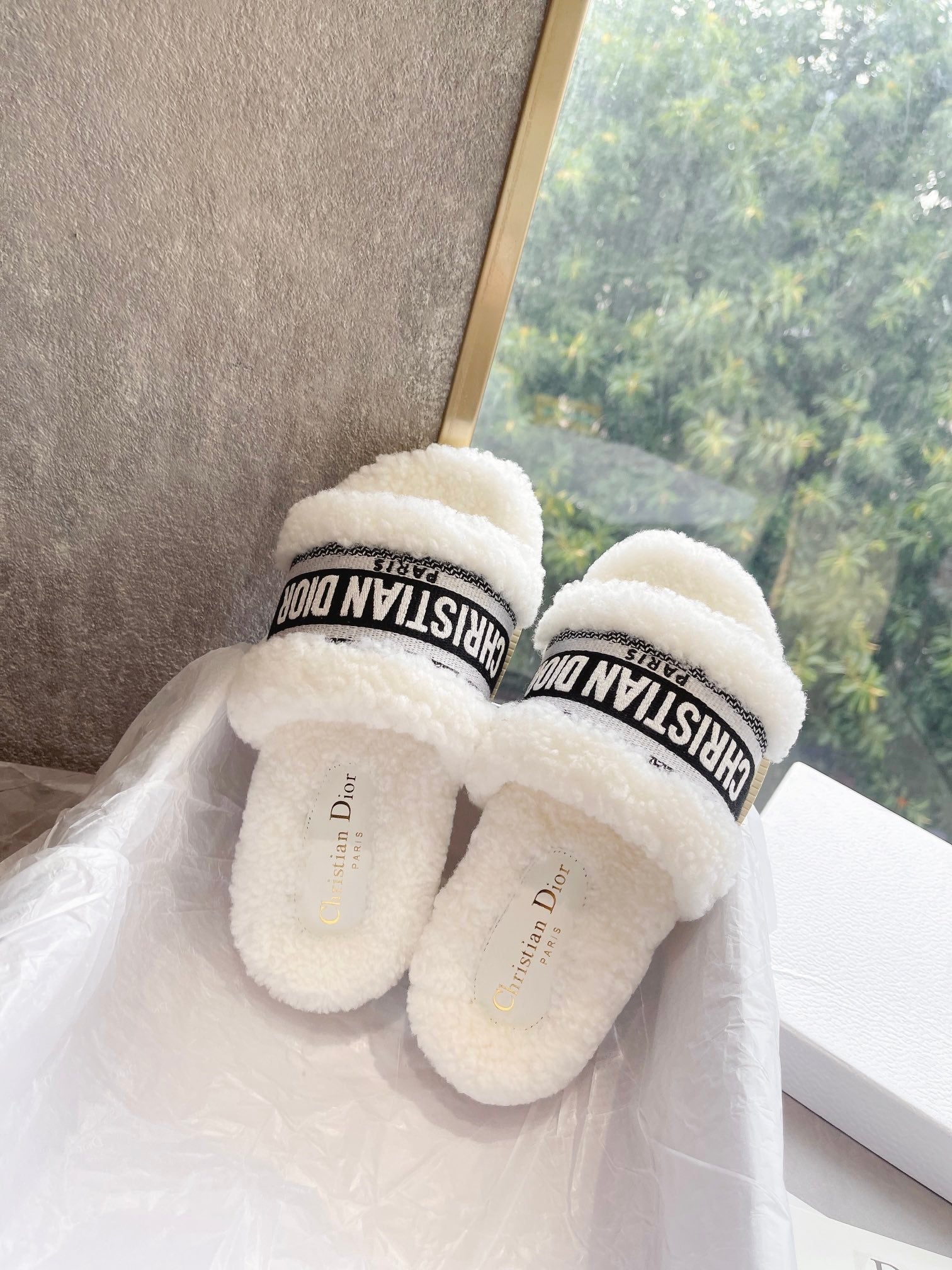 CD 25  Flat Slippers White Black Wool 395565