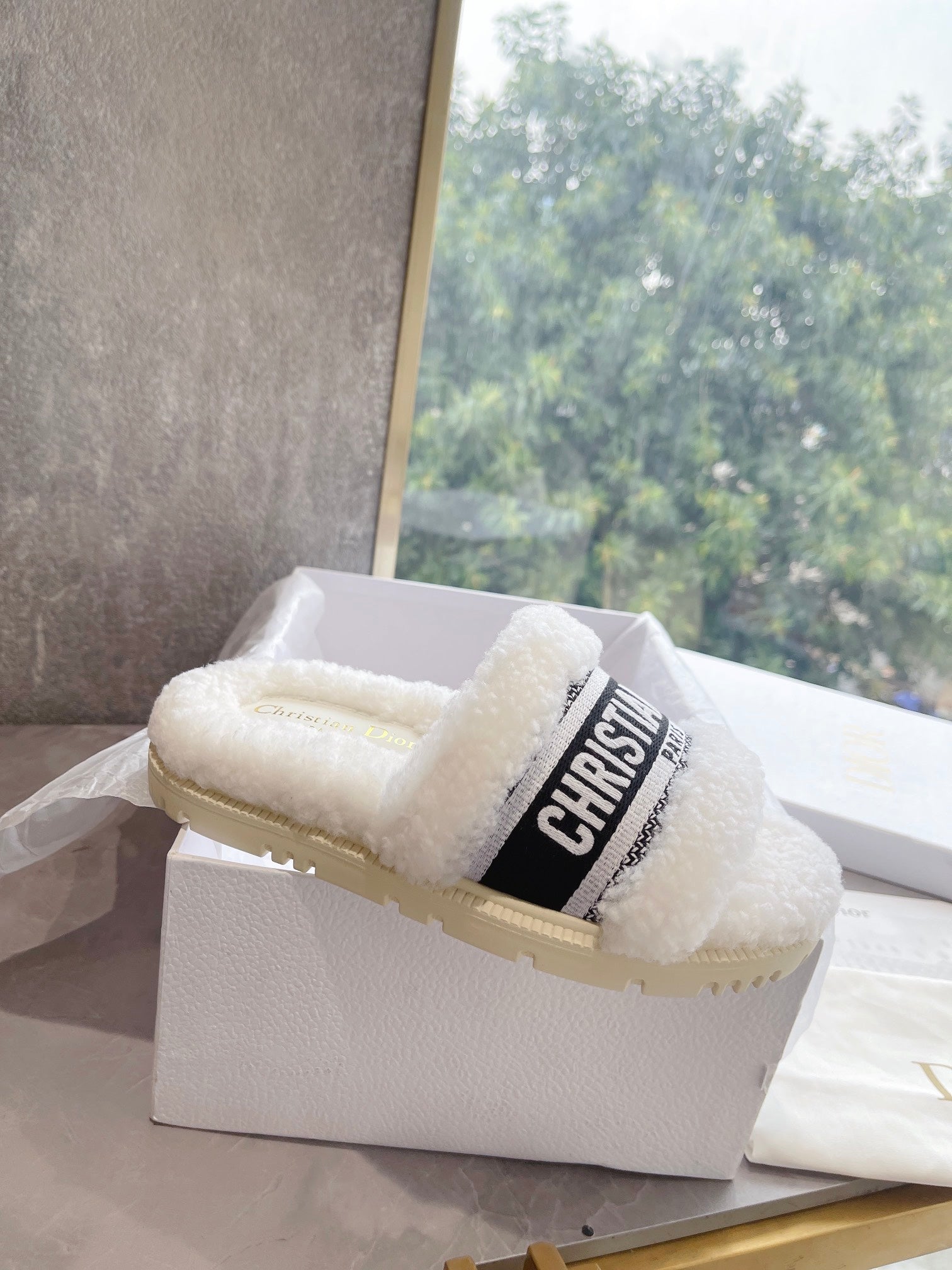 CD 25  Flat Slippers White Black Wool 395565