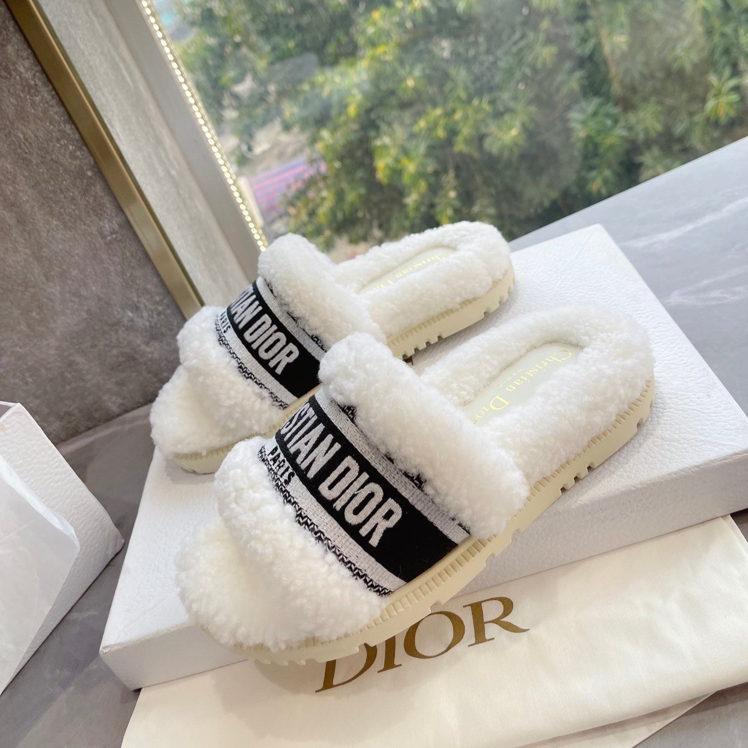 CD 25  Flat Slippers White Black Wool 395565