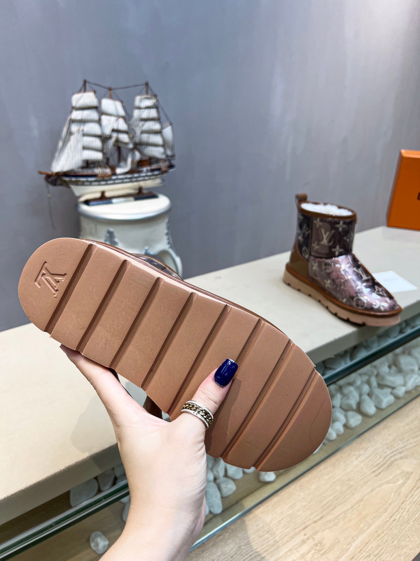 LV 25 Snow Boots Red Brown Scratch-Resistant PVC Wool 576228