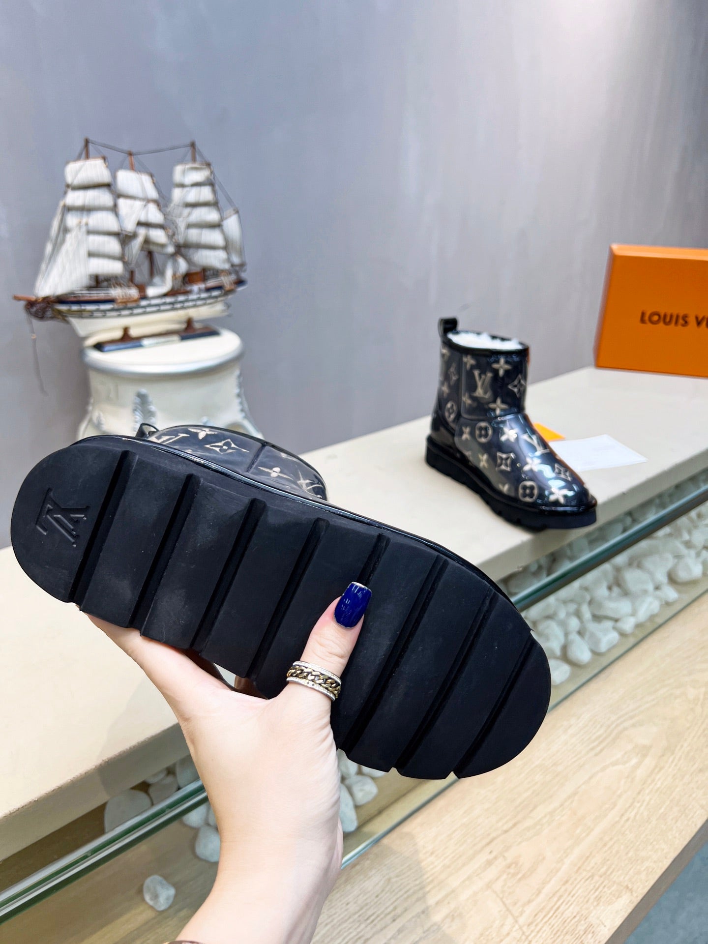 LV 25 Snow Boots Black Scratch-Resistant PVC Wool 576230