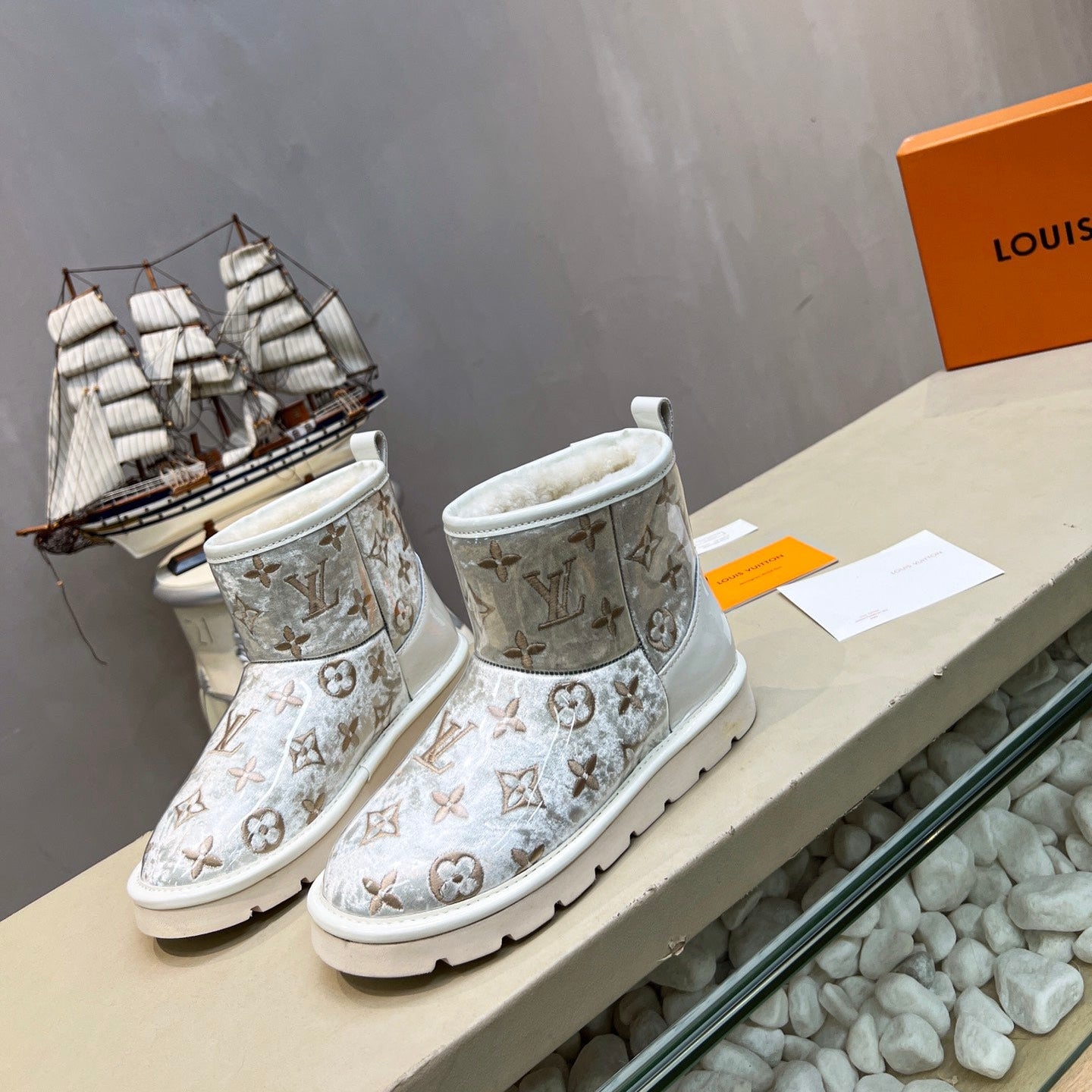 LV 25 Snow Boots Ivory Scratch-Resistant PVC Wool 576229