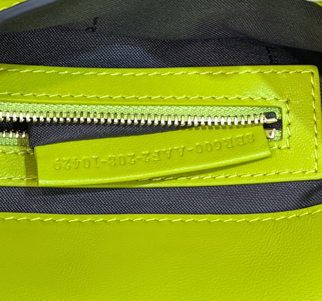 Baguette 27cm Fluorescent green Lambskin Gold Hardware