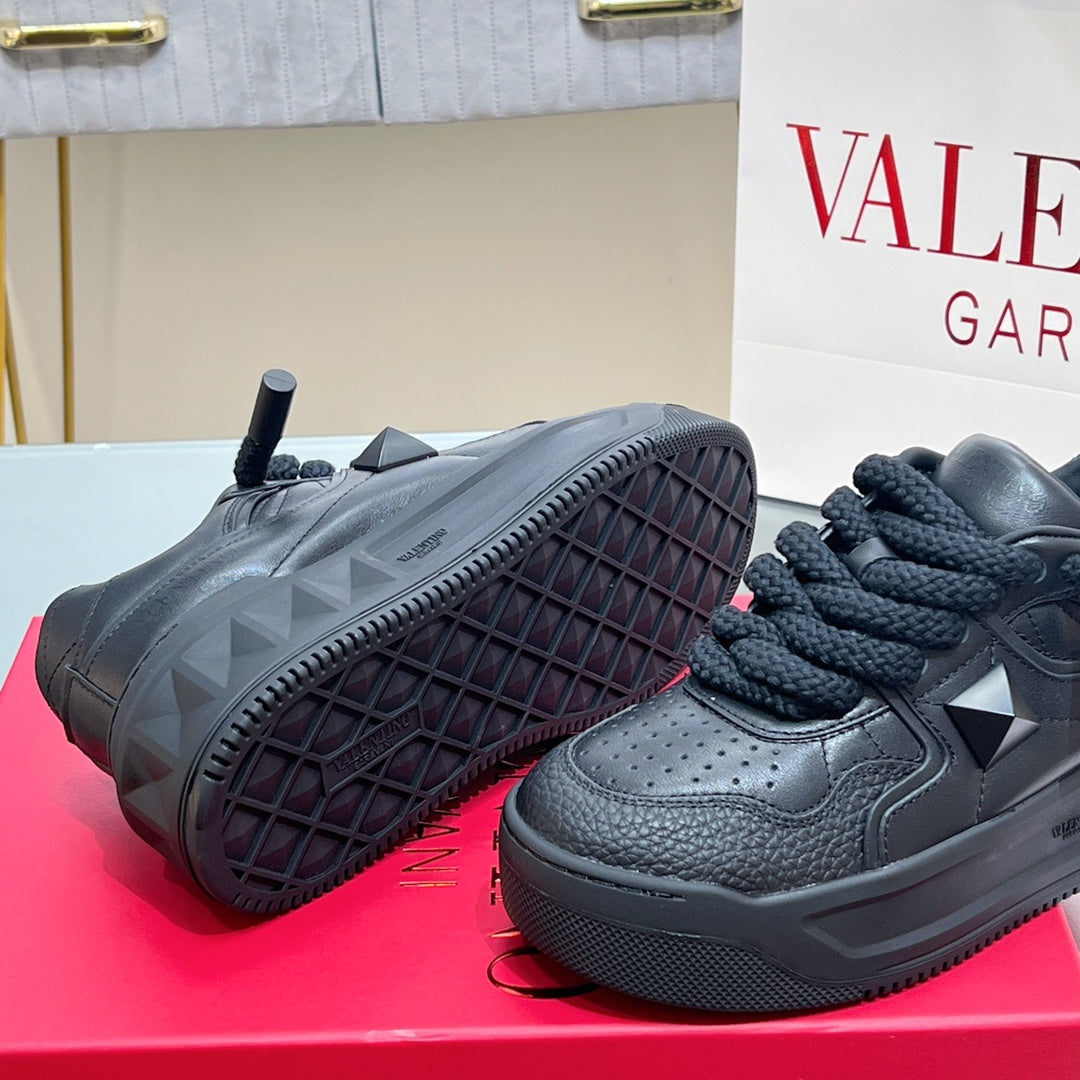 VT 2025 Garavani Sneakers Black Cowhide 546998