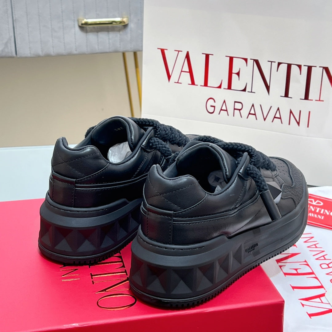 VT 2025 Garavani Sneakers Black Cowhide 546998