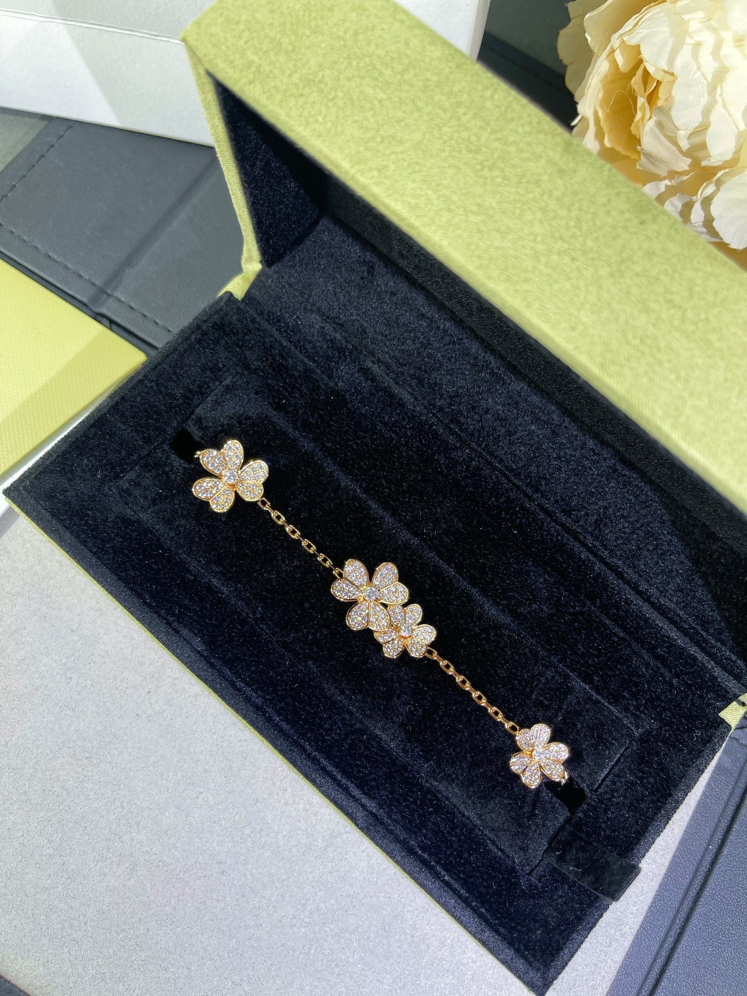 VCA Flower 5 Motifs Pink Mop Full Diamond Bracelet