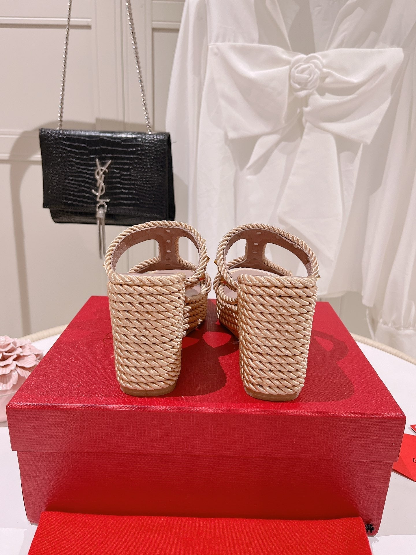 Rockstud Laminated Nappa Wedge Sandal Poudre 10cm