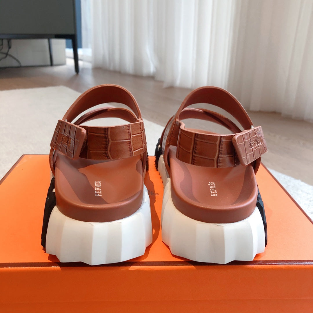 HM ELECTRIC CROCODILE MOTIF SANDAL CIDER CALFSKIN