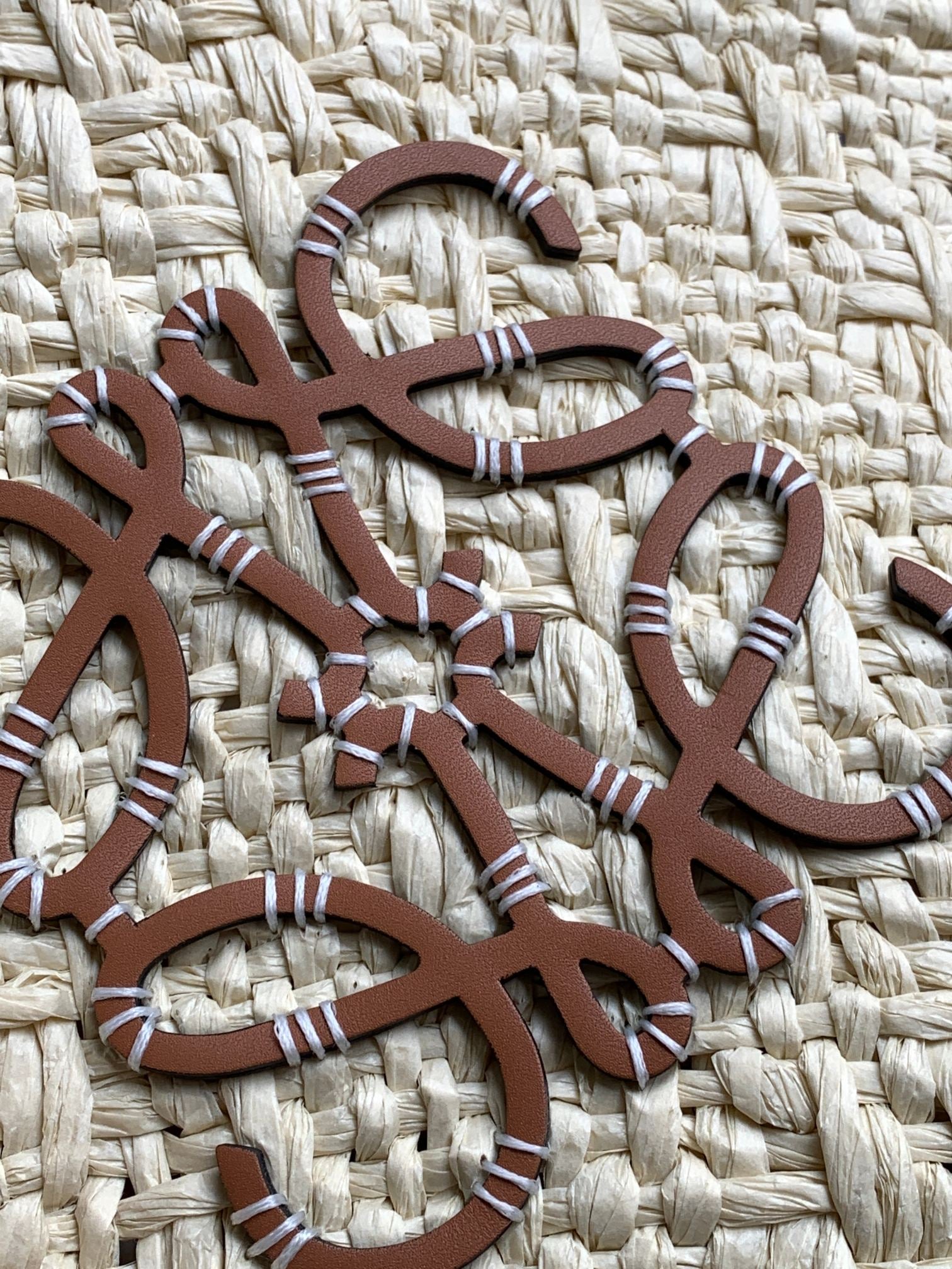 Medium anagram basket bag in iraca palm and calfskin