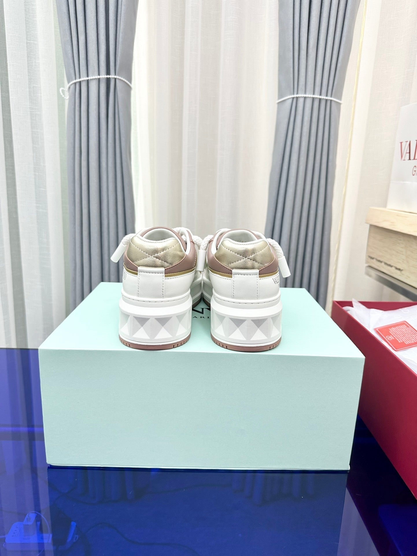 One Stud Garavani Rose Cannelle White One Stud XL Sneakers