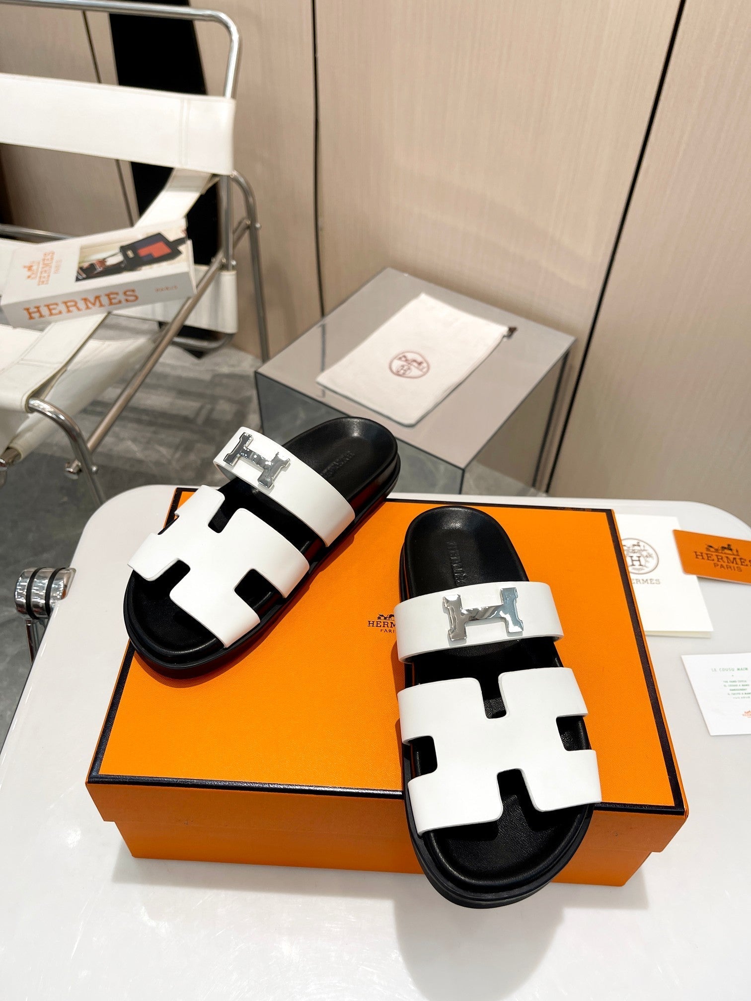 HM CHYPRE SANDAL WHITE WITH H-BUCKLE CALFSKIN