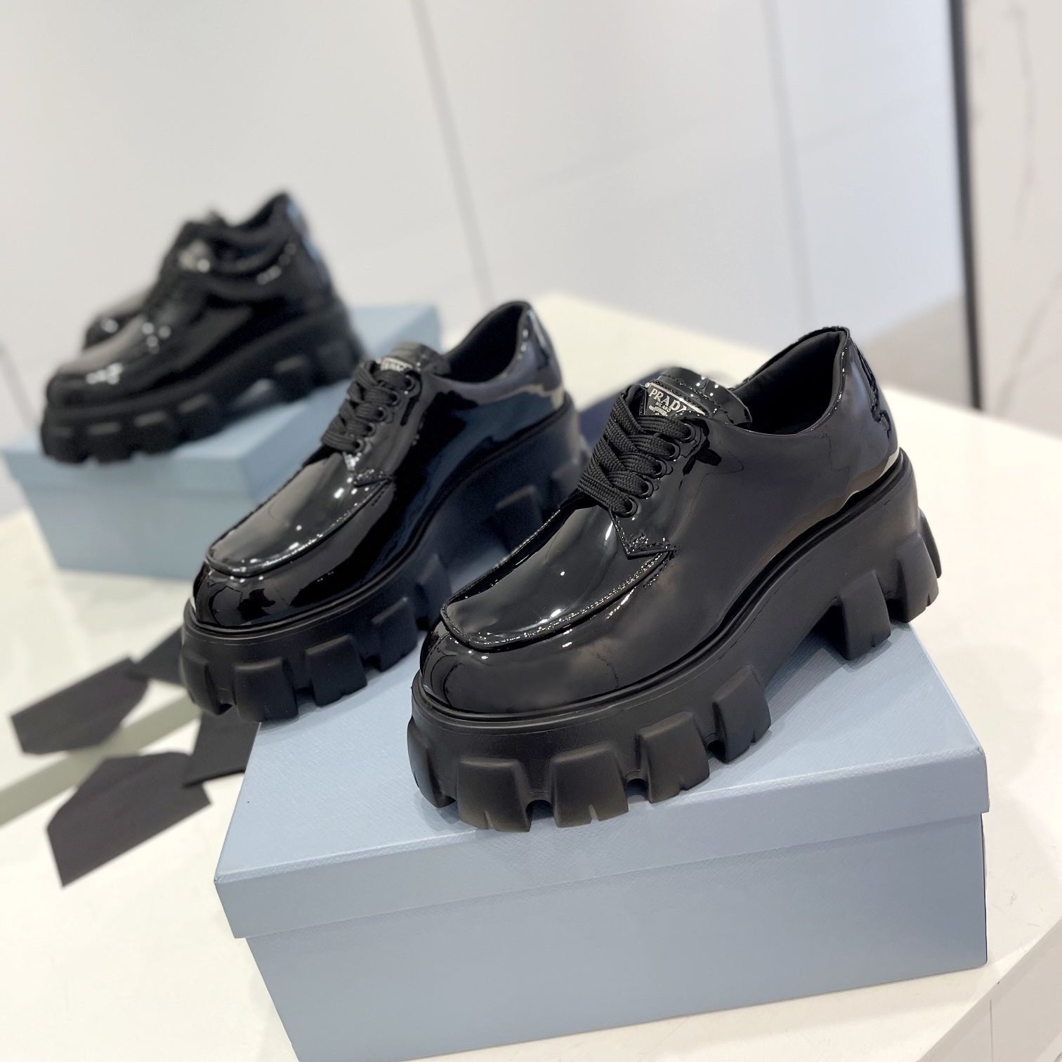 MONOLITH LACE-UP LOAFER IN BLACK GLOSSY CALFSKIN ATTACHED TRIANGLE LOGO