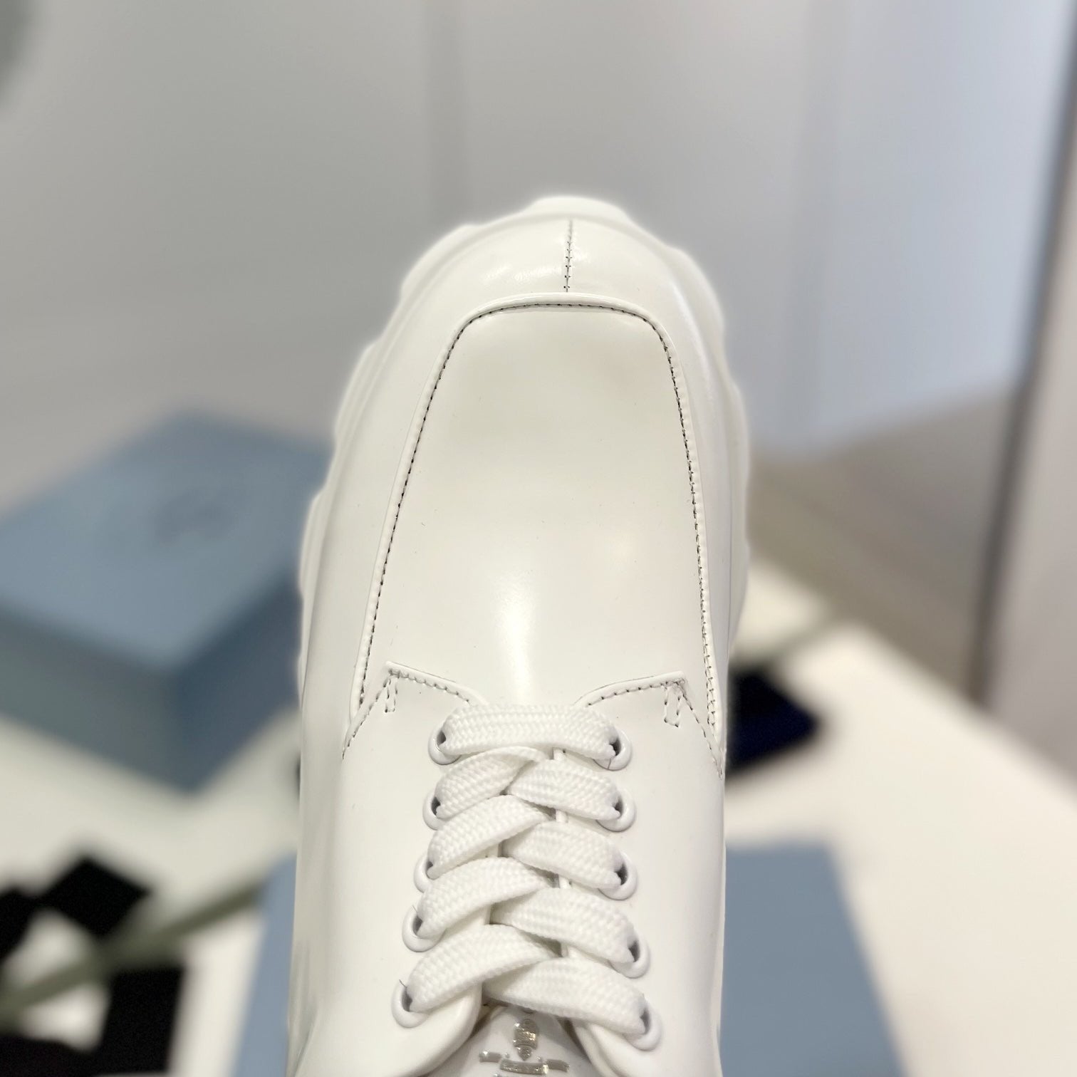 MONOLITH LACE-UP LOAFER IN WHITE CALFSKIN ATTACHED TRIANGLE LOGO