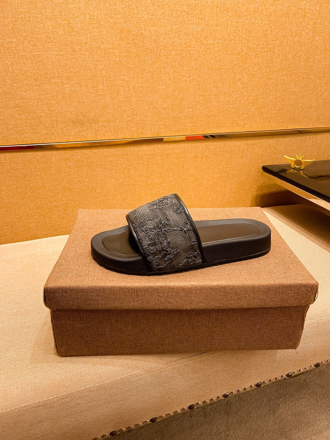 GG Men's Slide Black Calfskin 709745