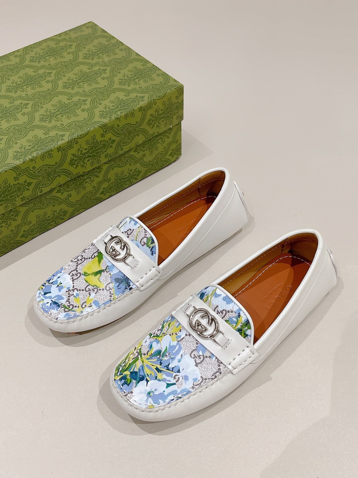GG Men's Flower Loafer White Calfskin 561760