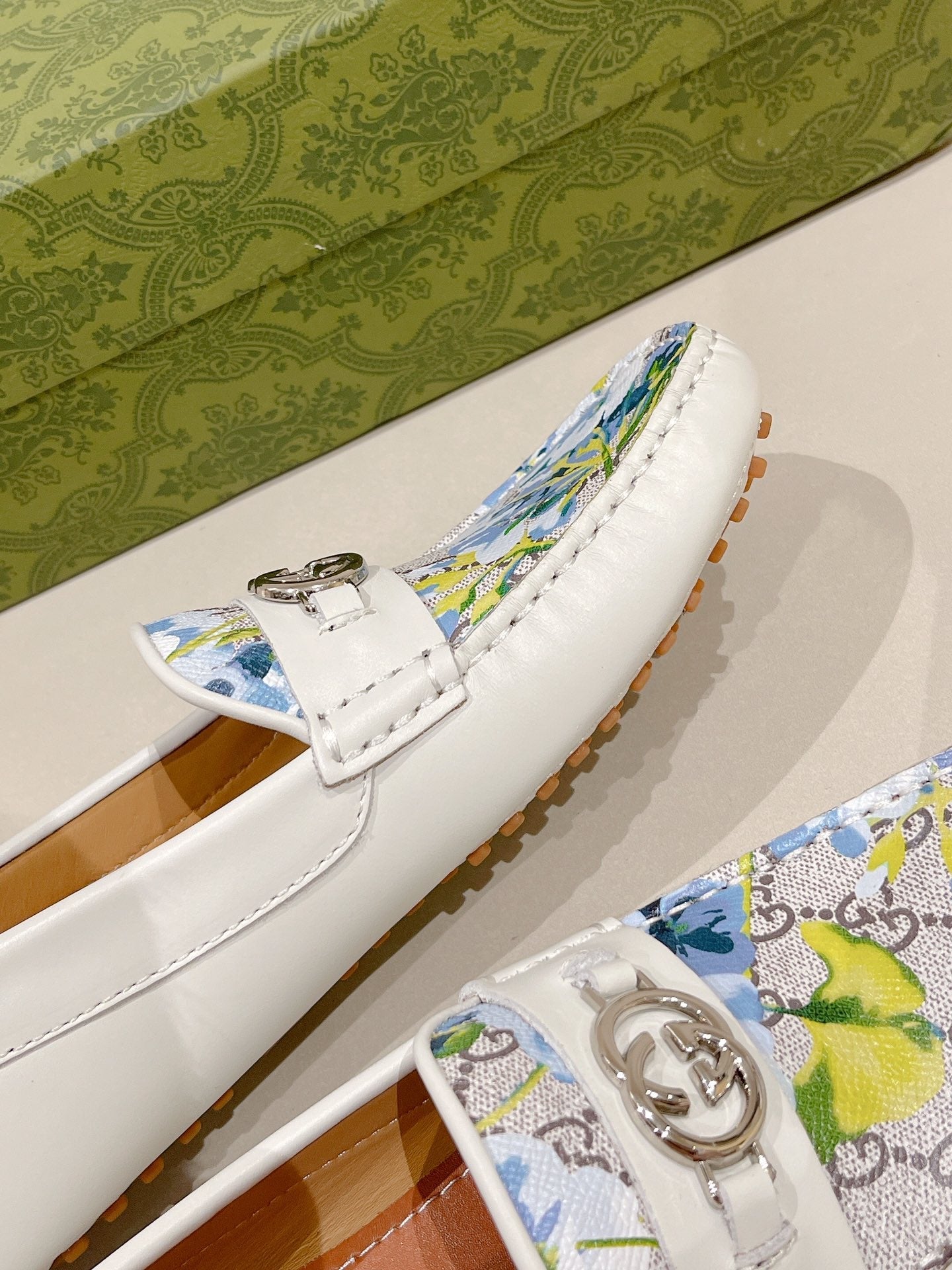 GG Men's Flower Loafer White Calfskin 561760