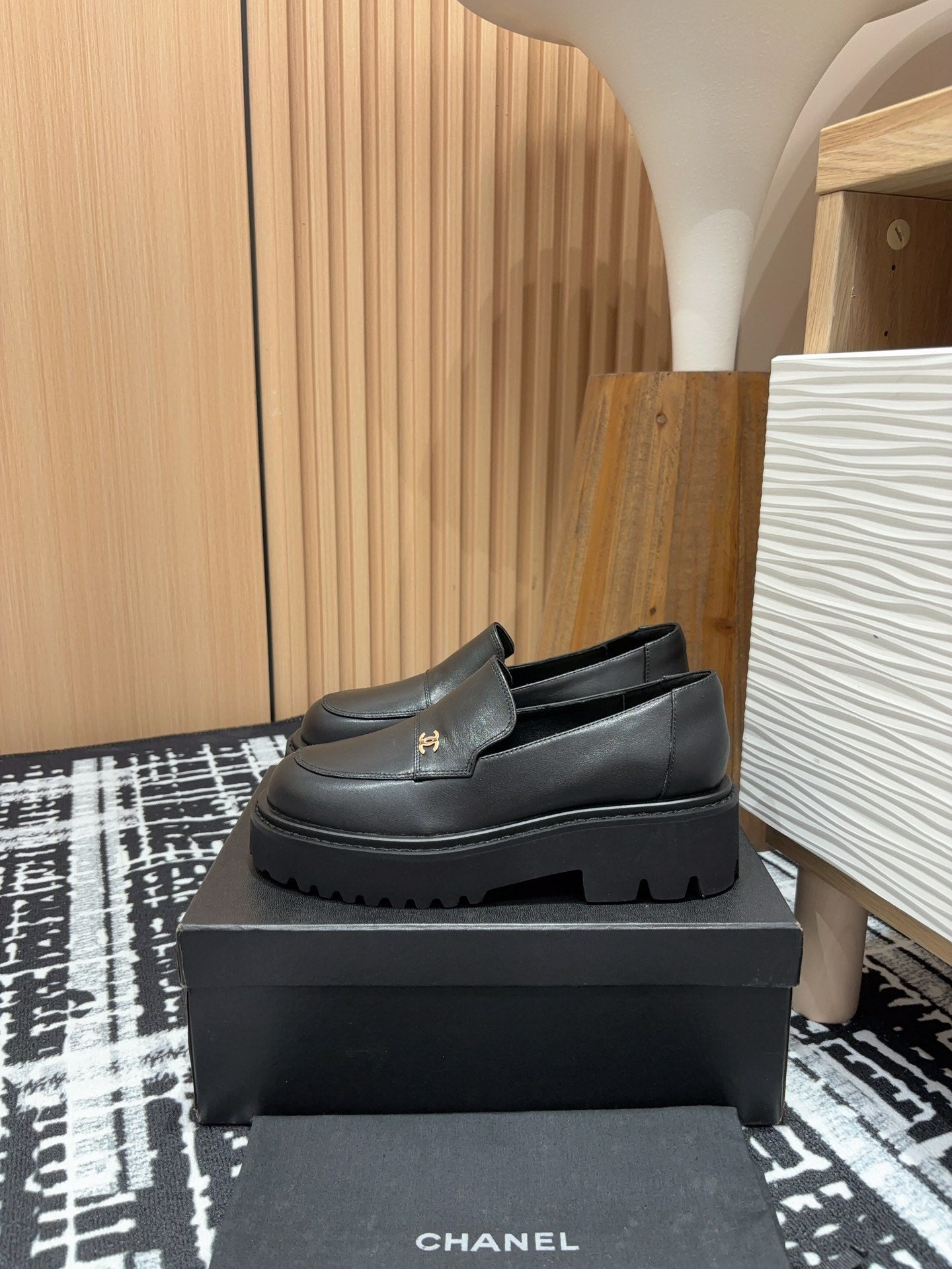 CC MOCCASINS IN BLACK CALFSKIN