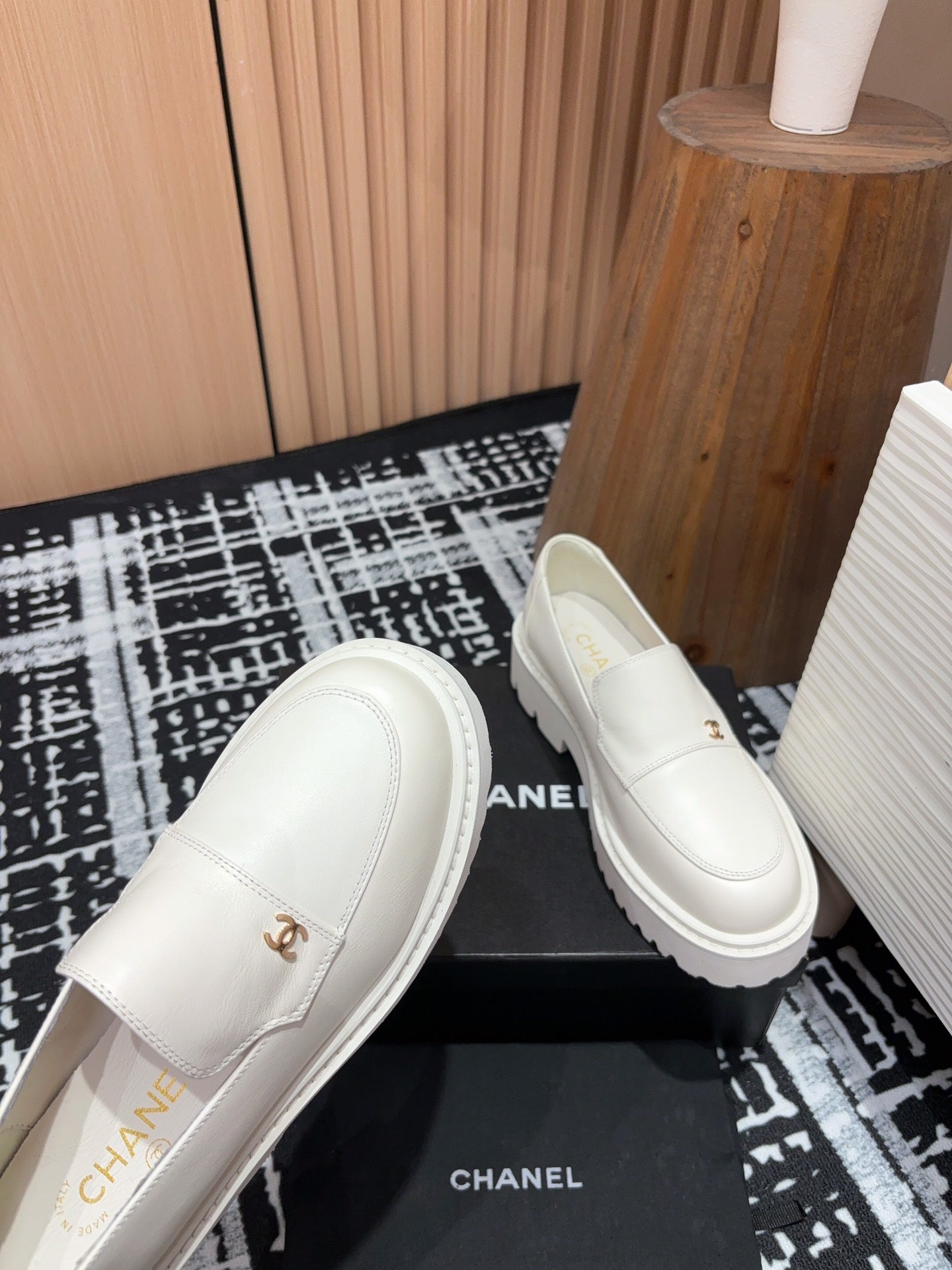 CC MOCCASINS IN WHITE CALFSKIN