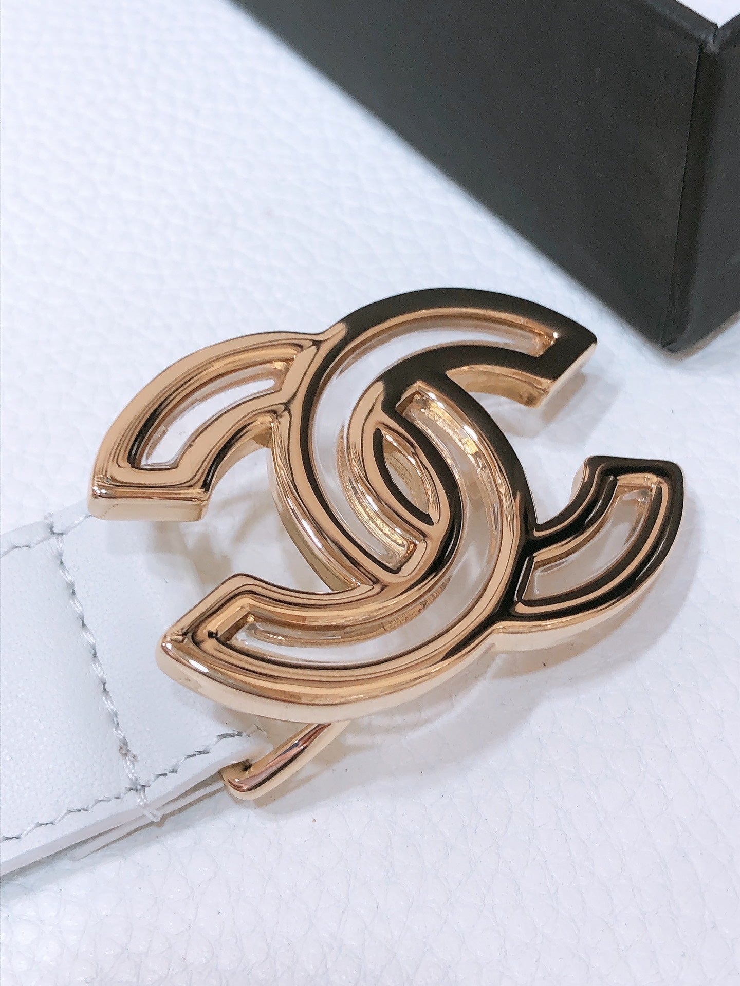 CHANEL BELT 3CM IN WHITE LAMBSKIN WITH GOLD HARDWARE LOGO