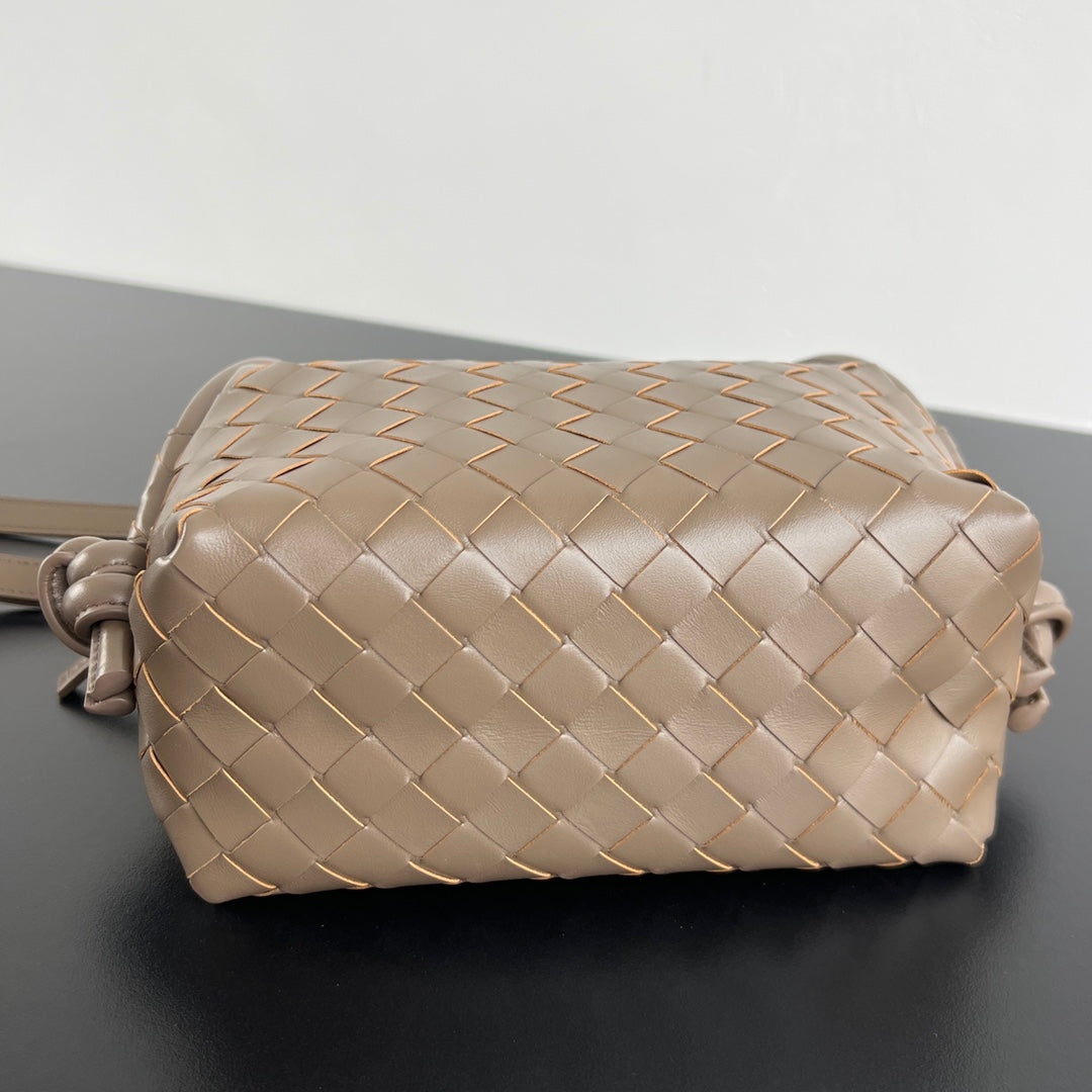 BV Loop Top Handle 19cm Brown Lambskin