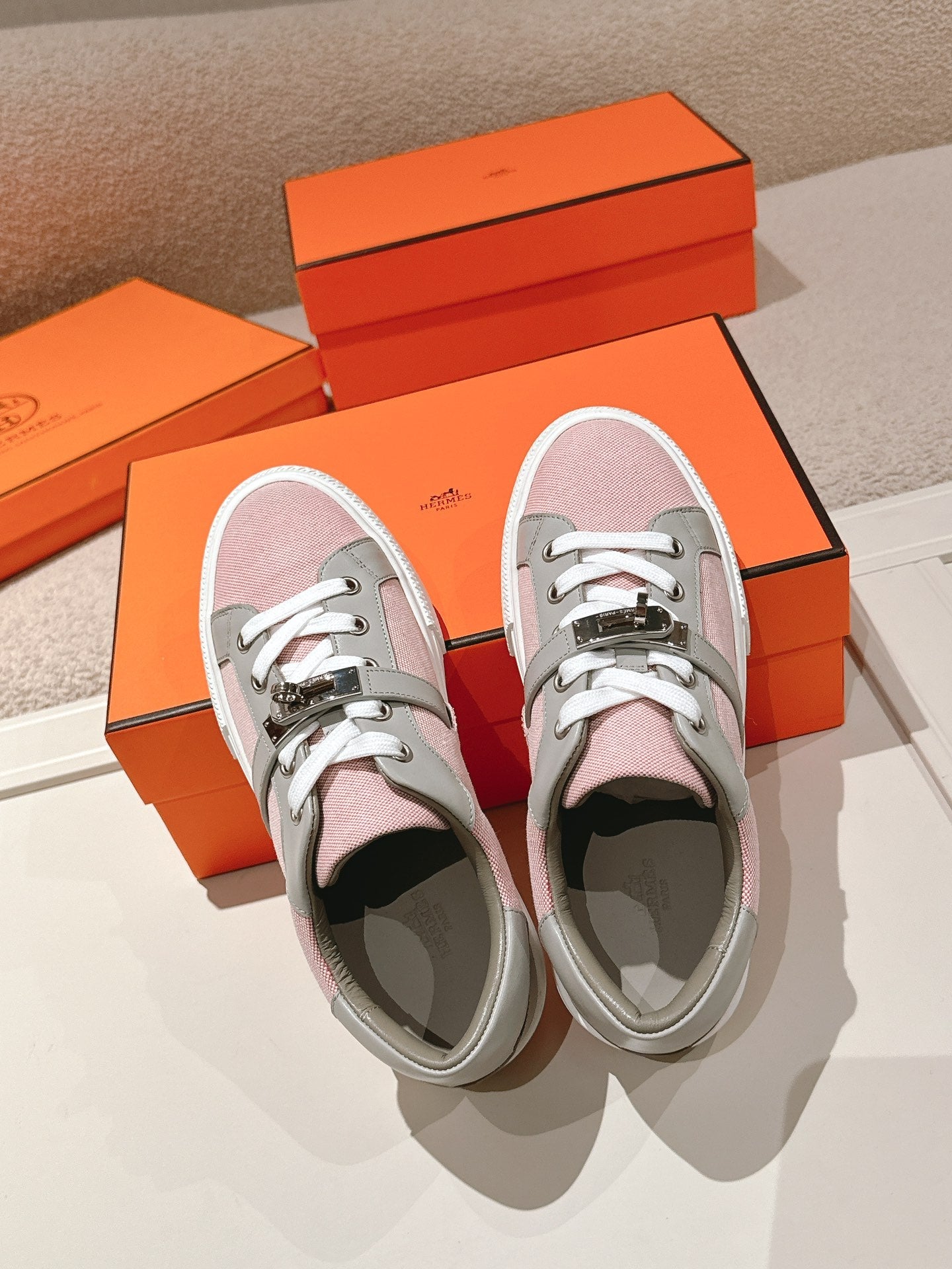 HM 25ss Kelly Buckle Sneakers Pink Gray Cowhide Canvas 577488