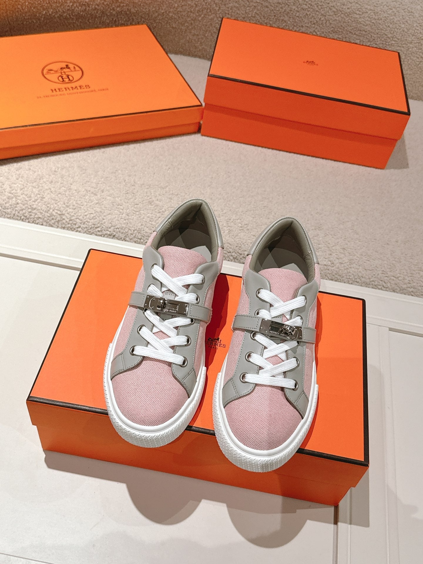 HM 25ss Kelly Buckle Sneakers Pink Gray Cowhide Canvas 577488