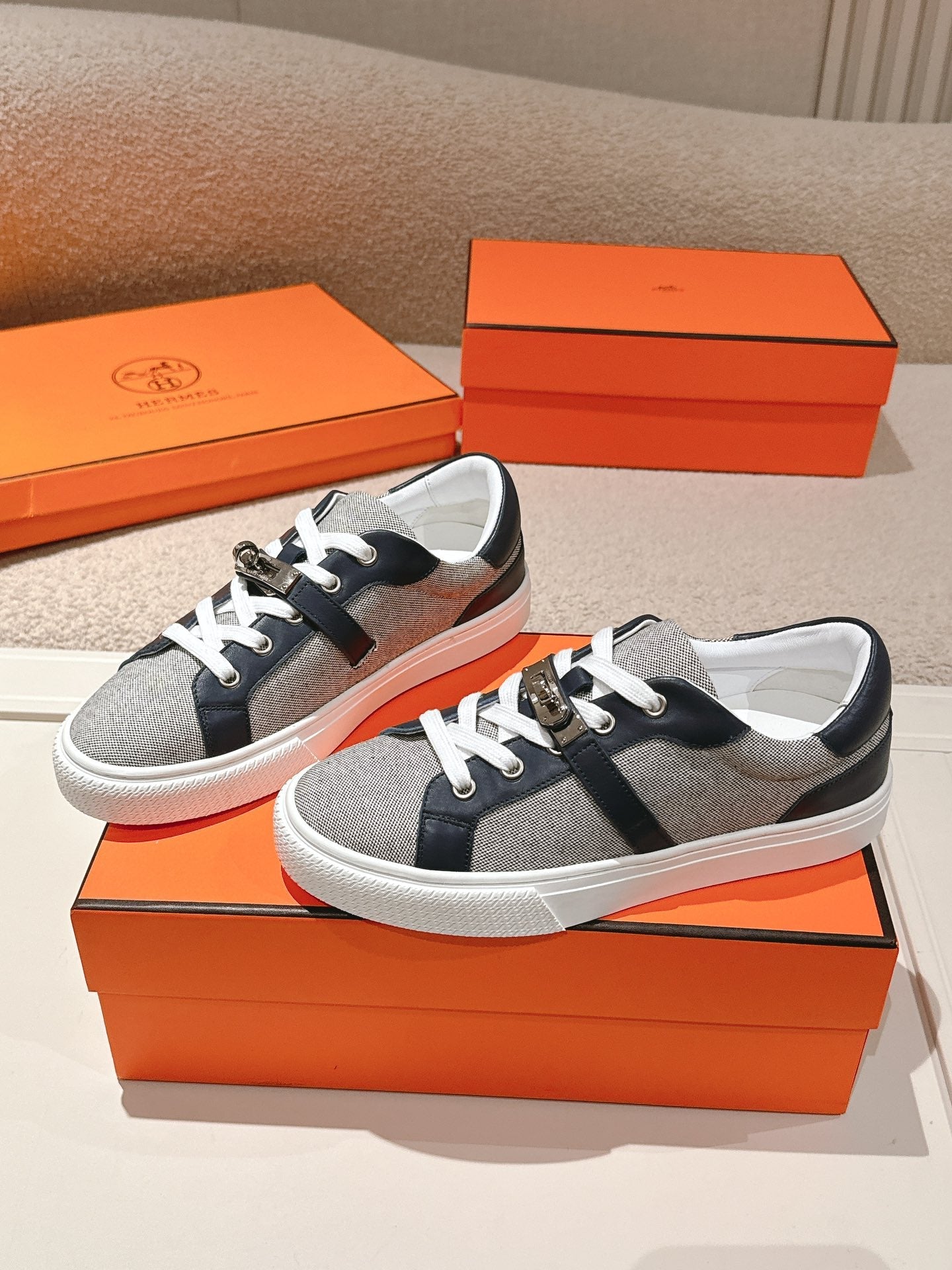 HM 25ss Kelly Buckle Sneakers Navy Blue Gray Cowhide Canvas 577489