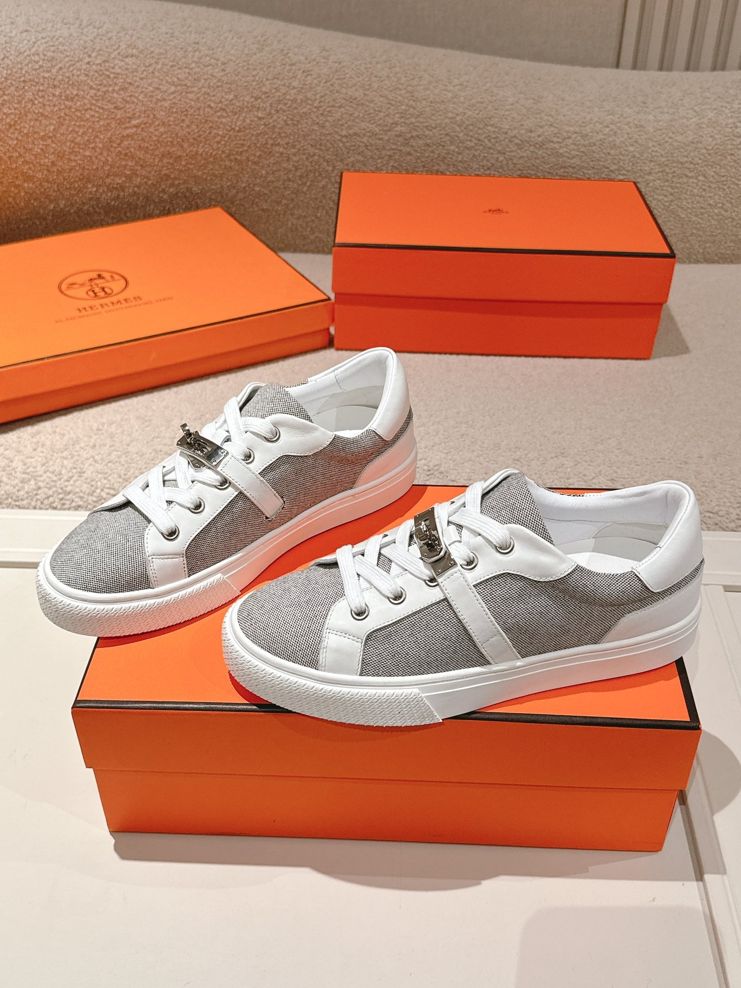 HM 25ss Kelly Buckle Sneakers White Gray Cowhide Canvas 577491