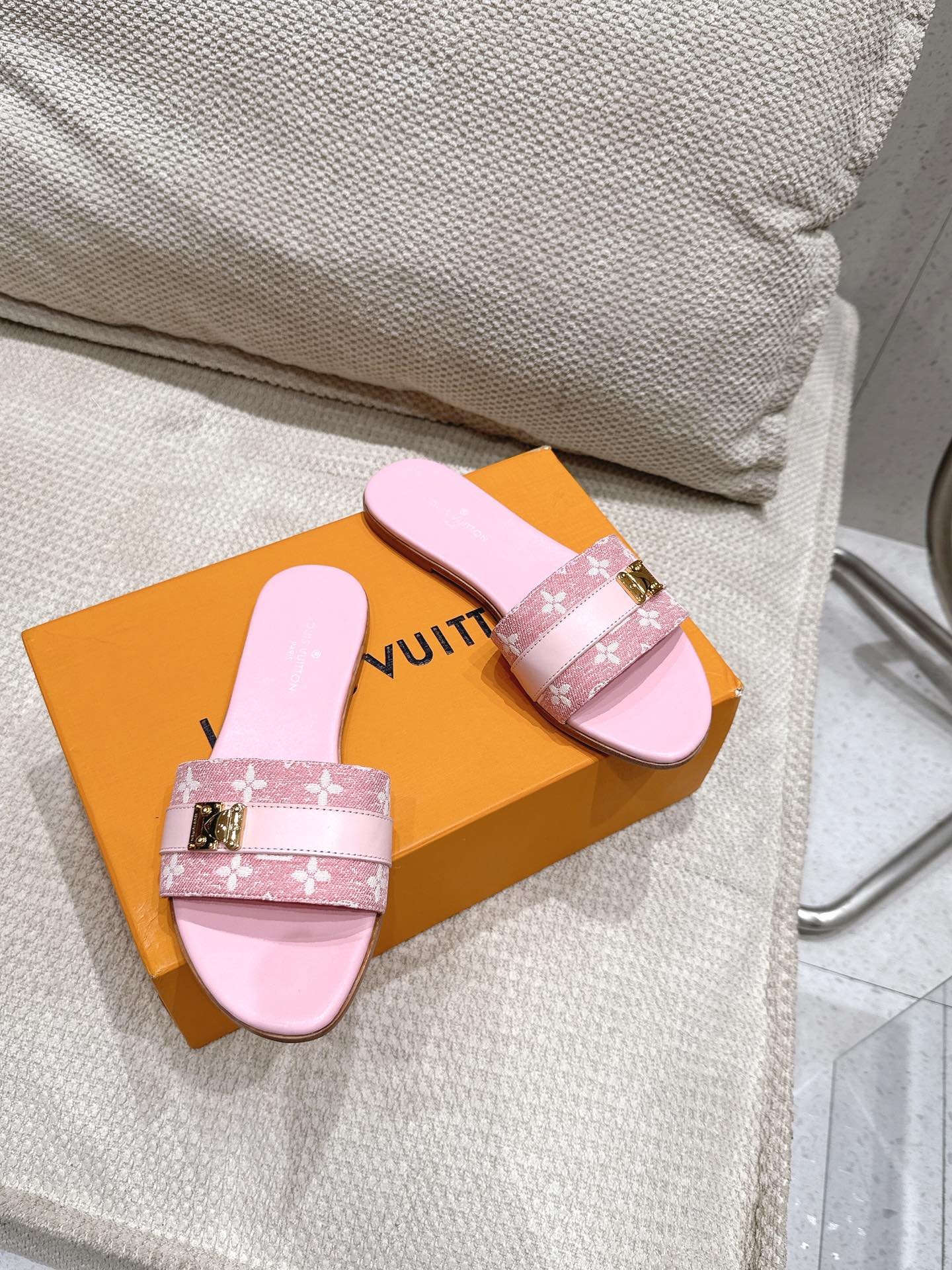 LV Flat Mules pairs raffia pink monogram cowhide 383723