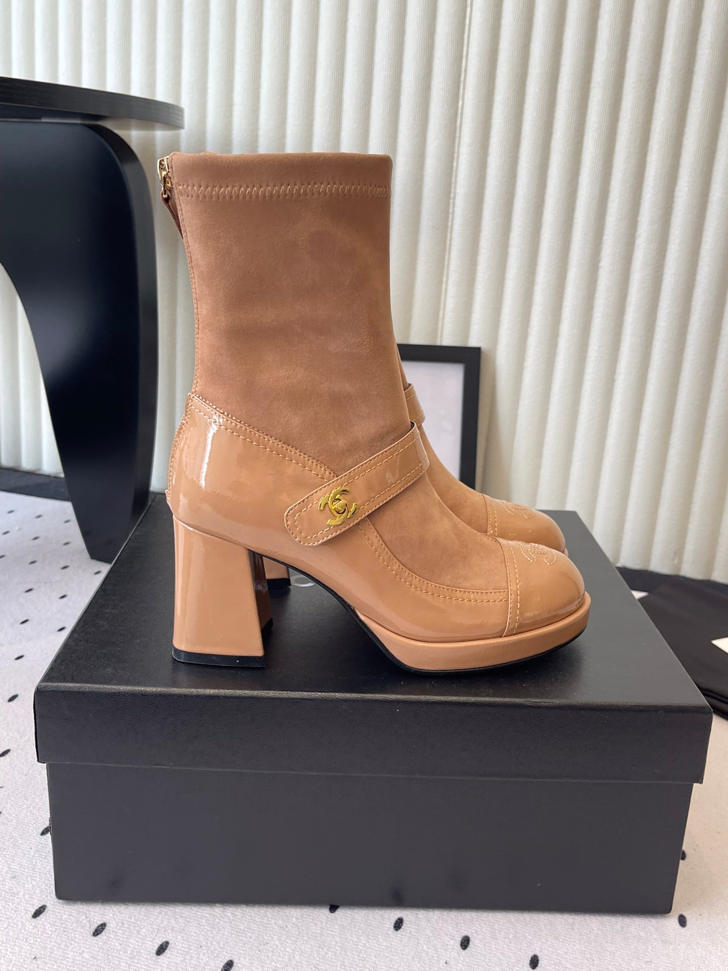 CC 25 Short Boot Camel Suede Patent Leather 514103