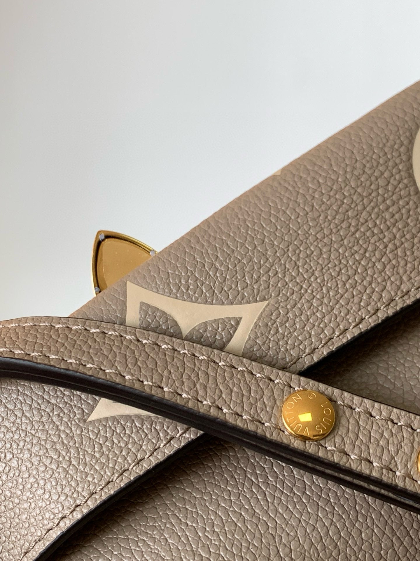 favorite 24 dove cream biocolor monogram empreinte leather