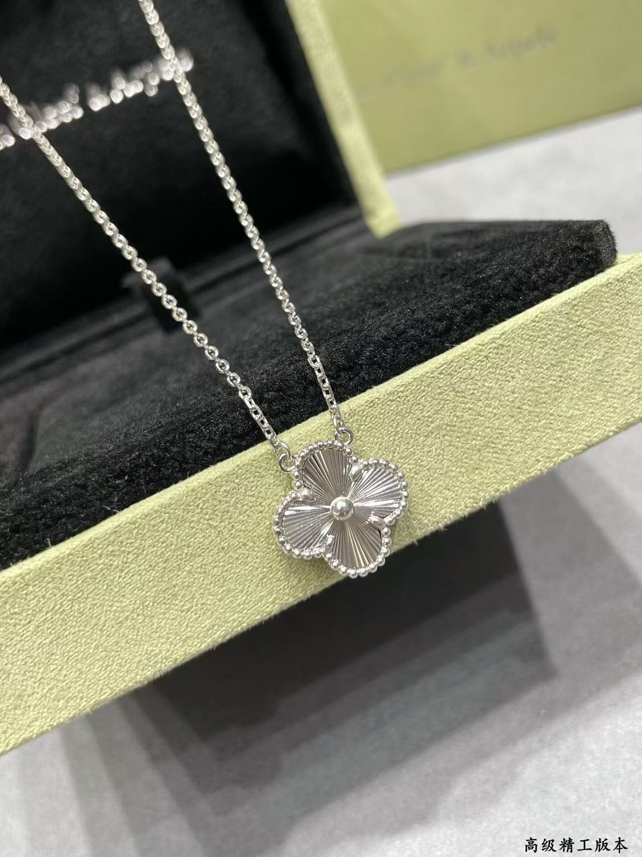 CLOVER MEDIUM SILVER NECKLACE