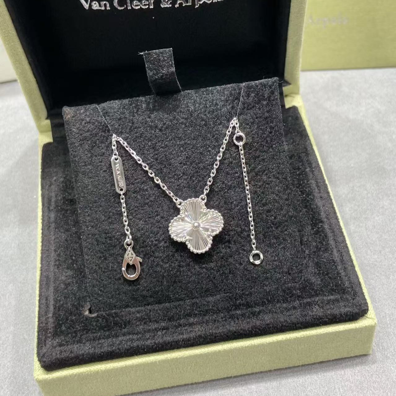 CLOVER MEDIUM SILVER NECKLACE