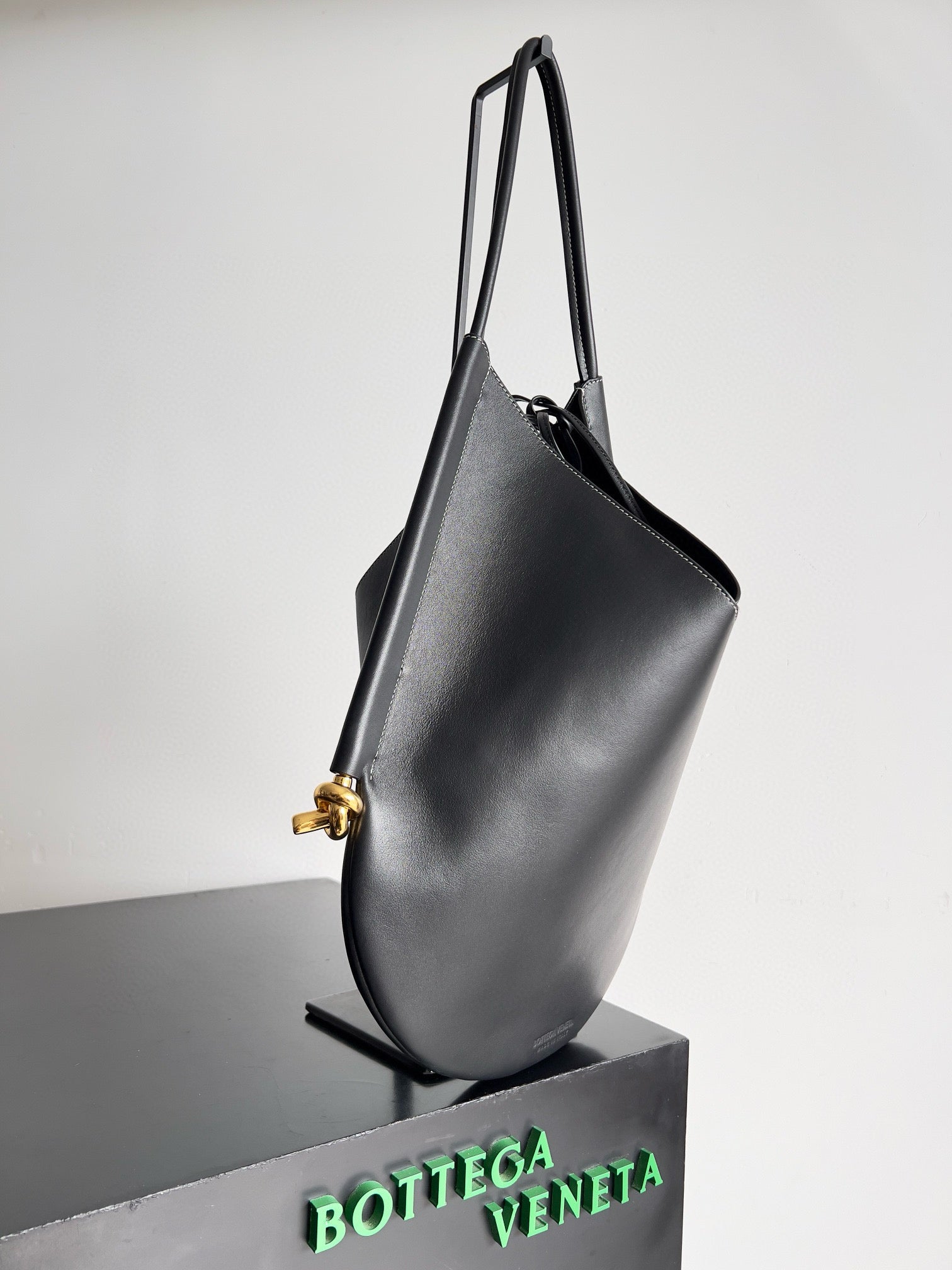 MEDIUM SOLSTICE 44 BLACK LAMBSKIN 74025