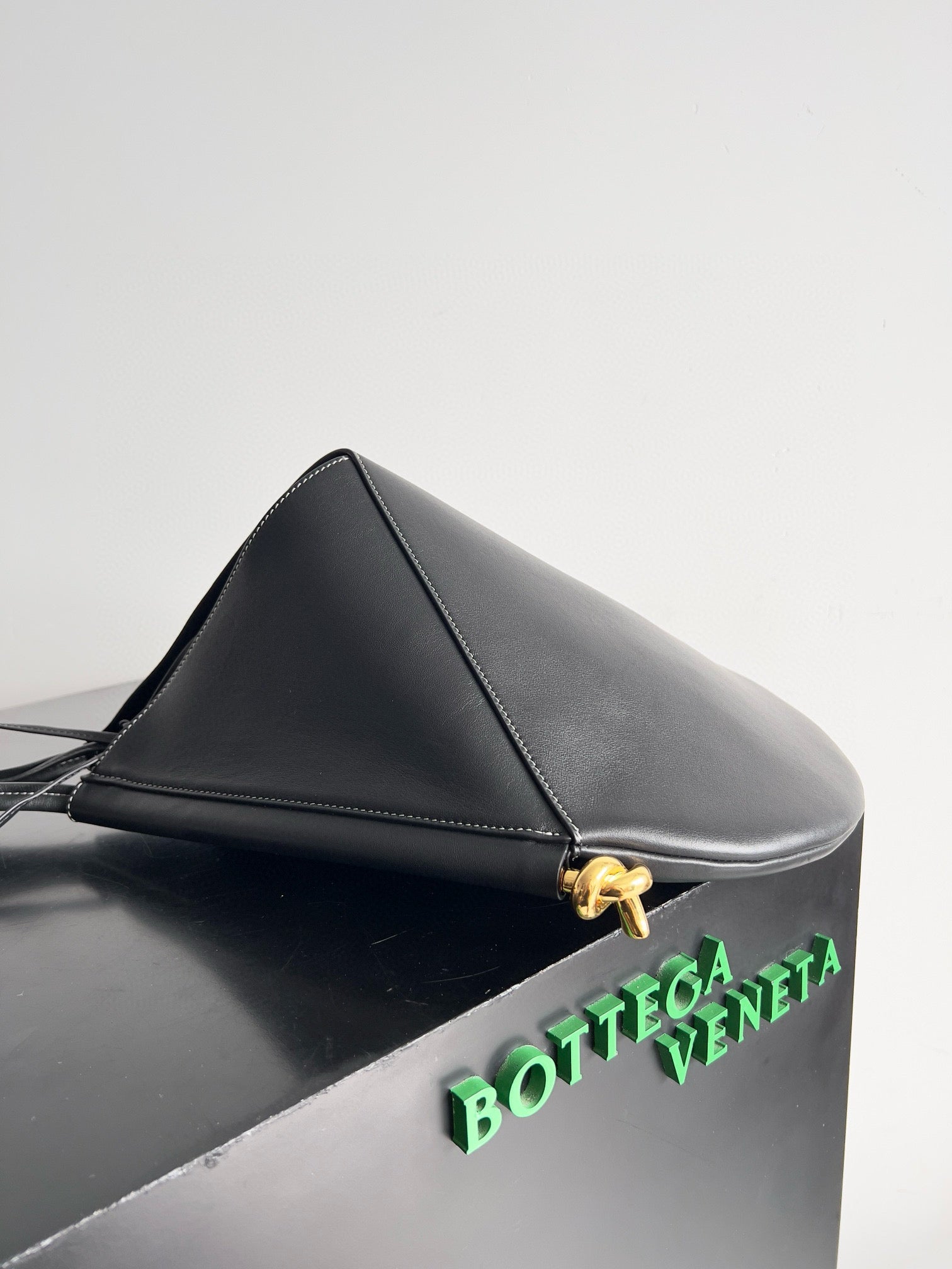 MEDIUM SOLSTICE 44 BLACK LAMBSKIN 74025