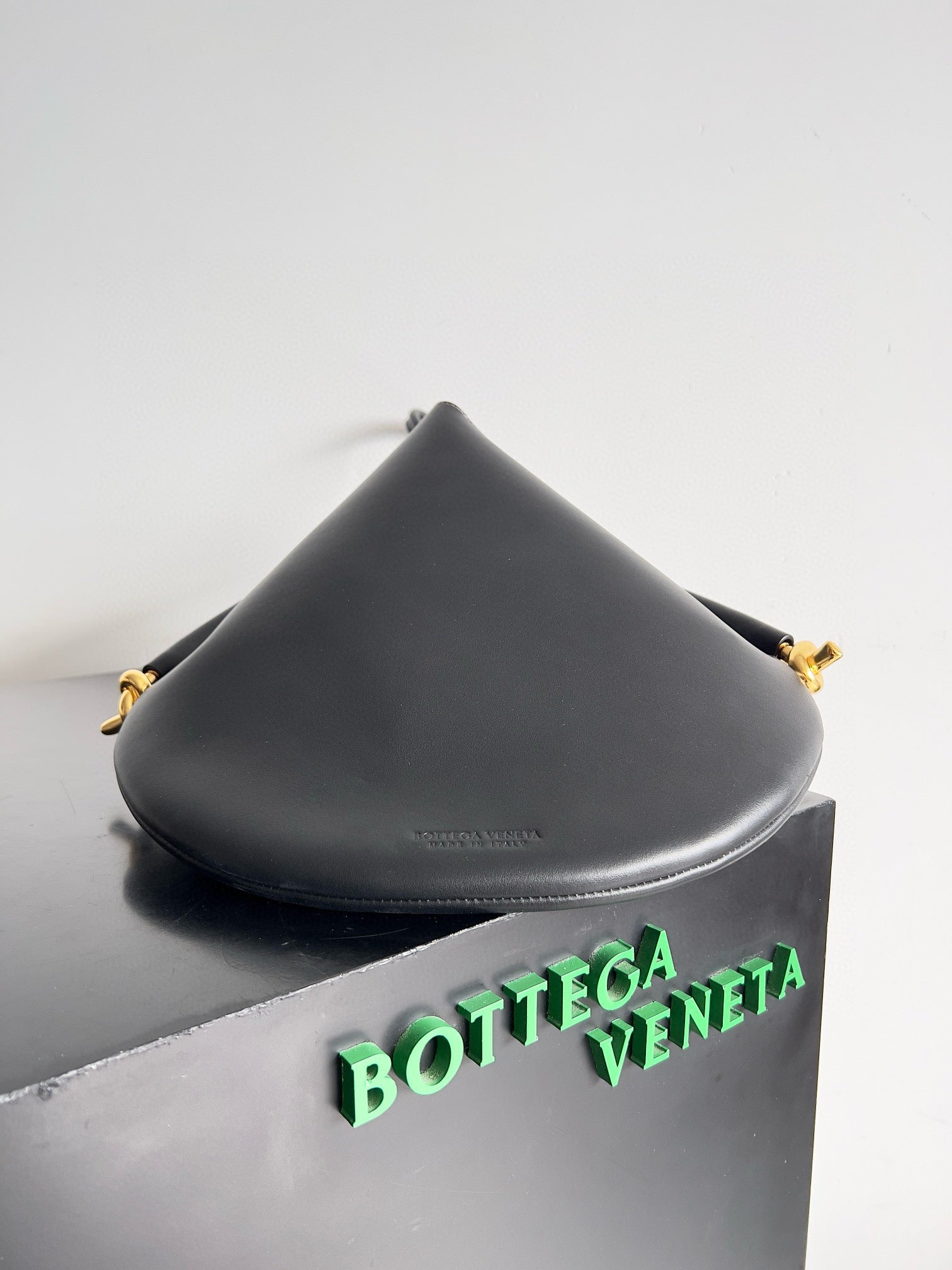 MEDIUM SOLSTICE 44 BLACK LAMBSKIN 74025