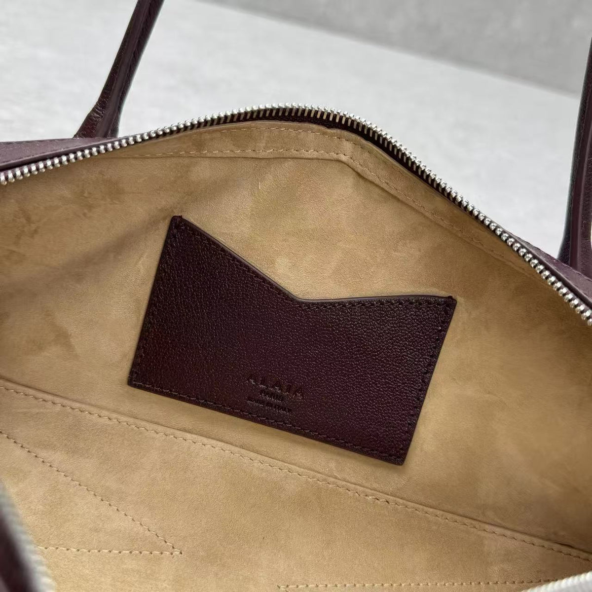 Alaia 2026 Le Teckel Medium Bag Burgundy Leather
