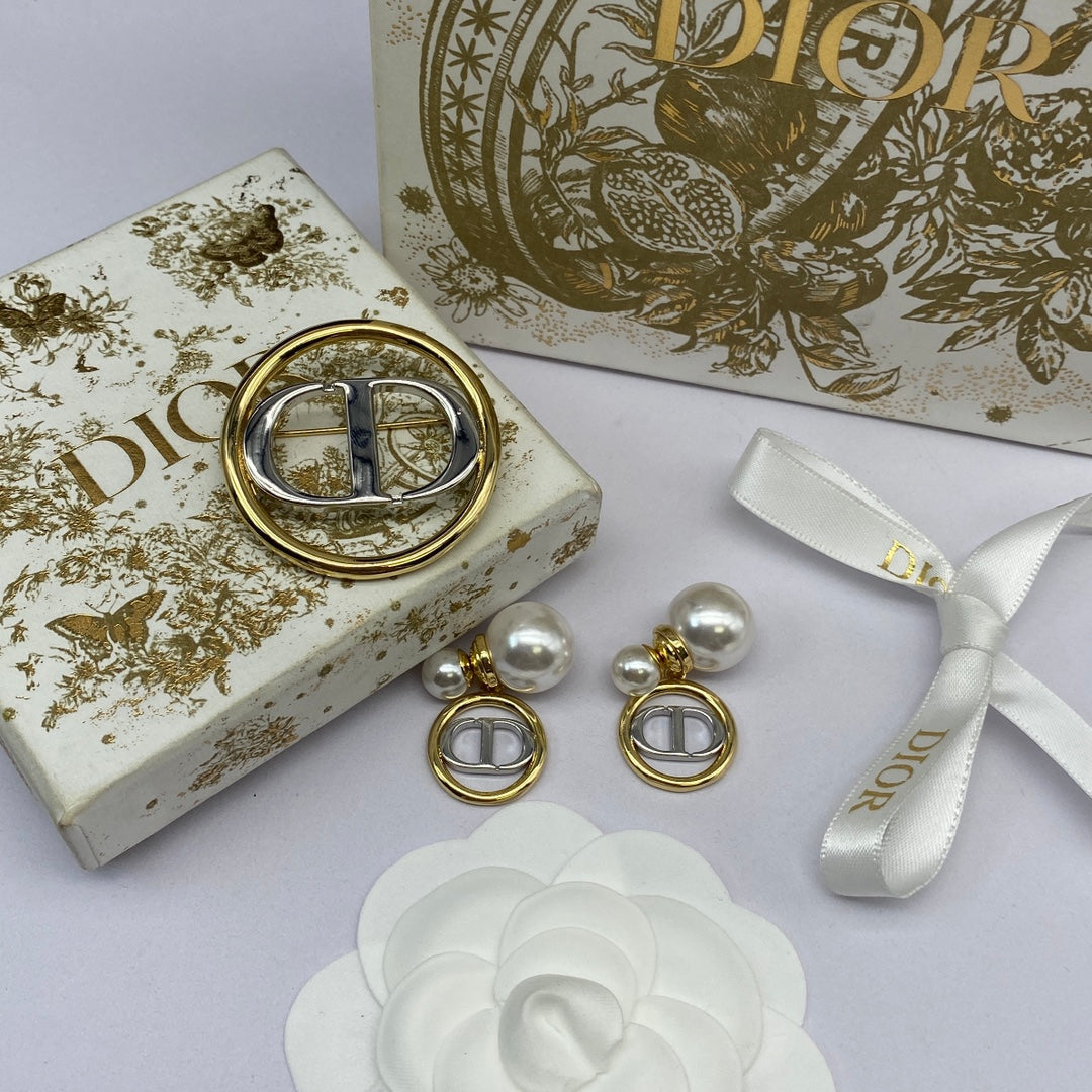 CD Brooch 177770