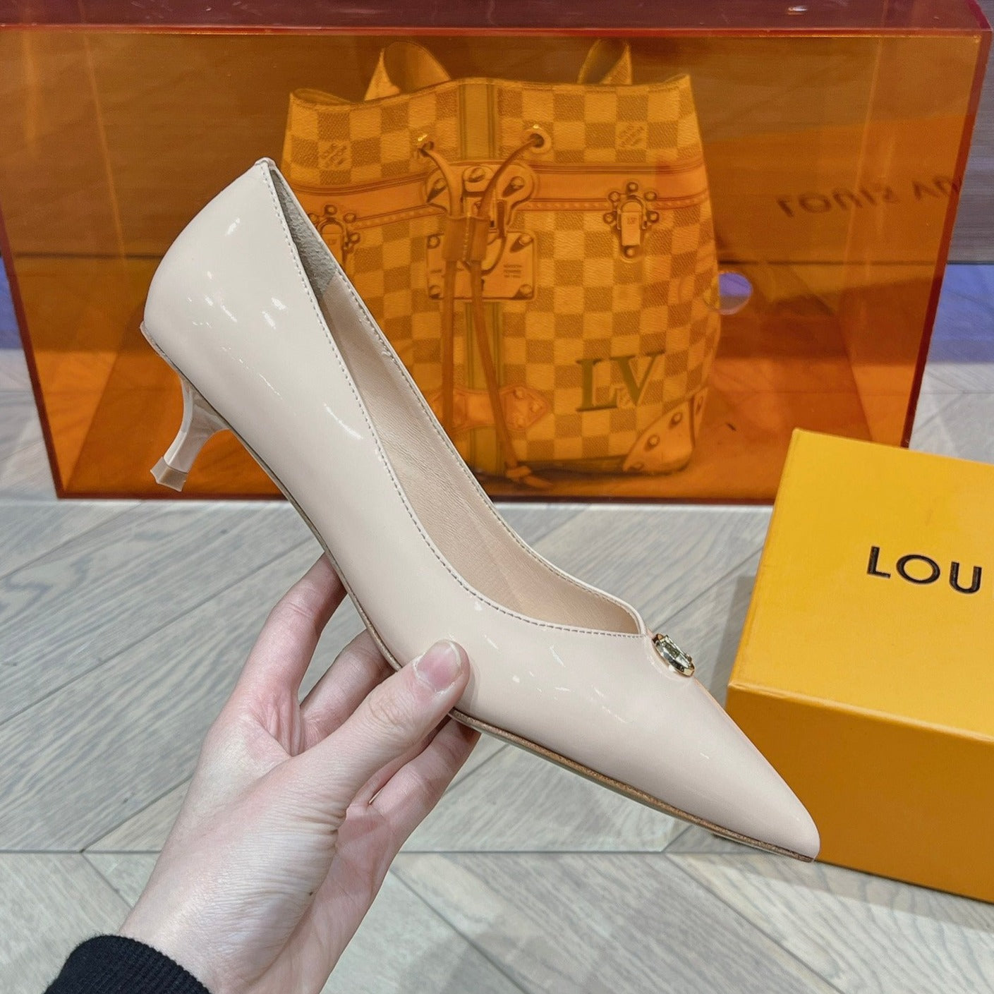 LV SINGLE LOW HEEL PUMP BIEGE