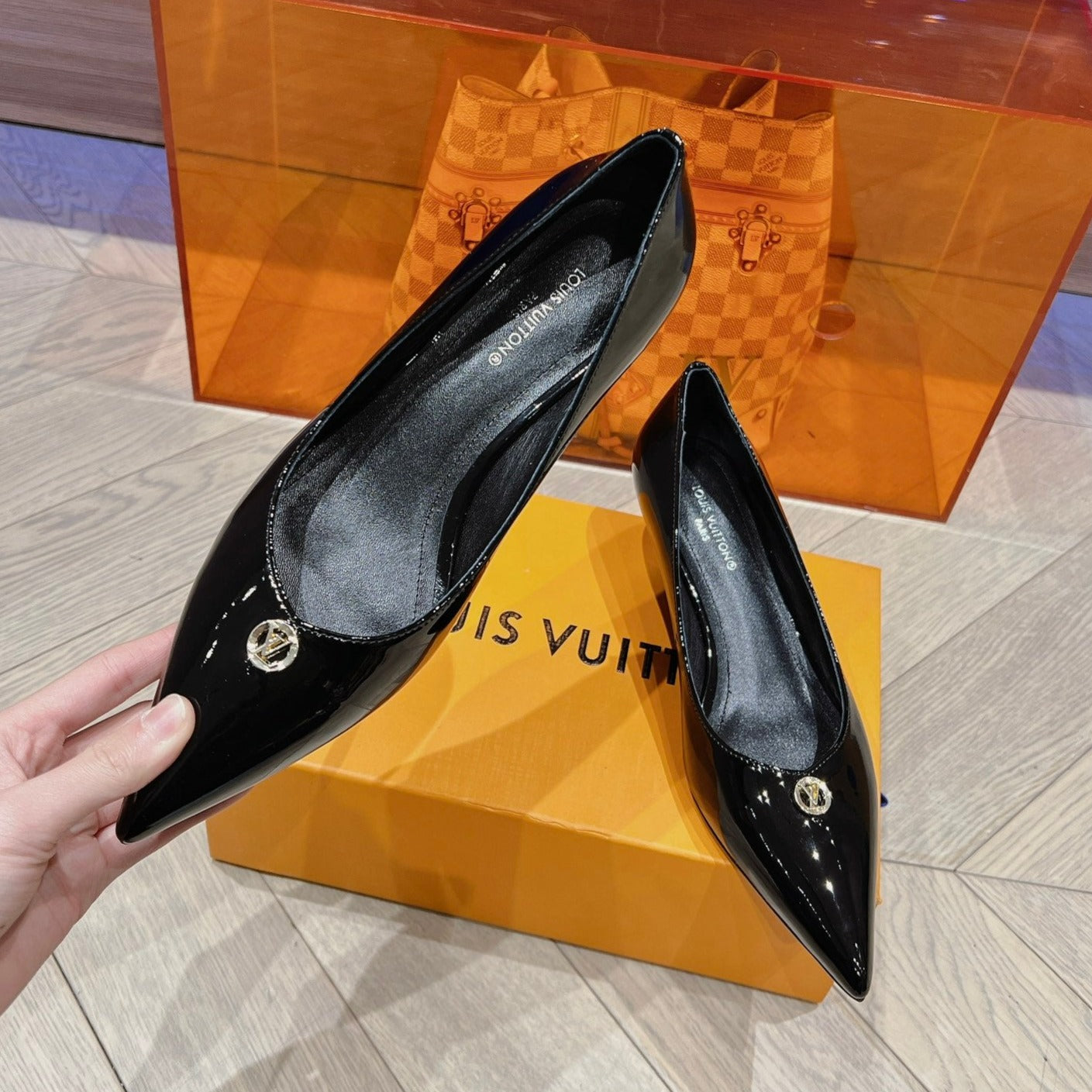 LV SINGLE LOW HEEL PUMP SHINY BLACK