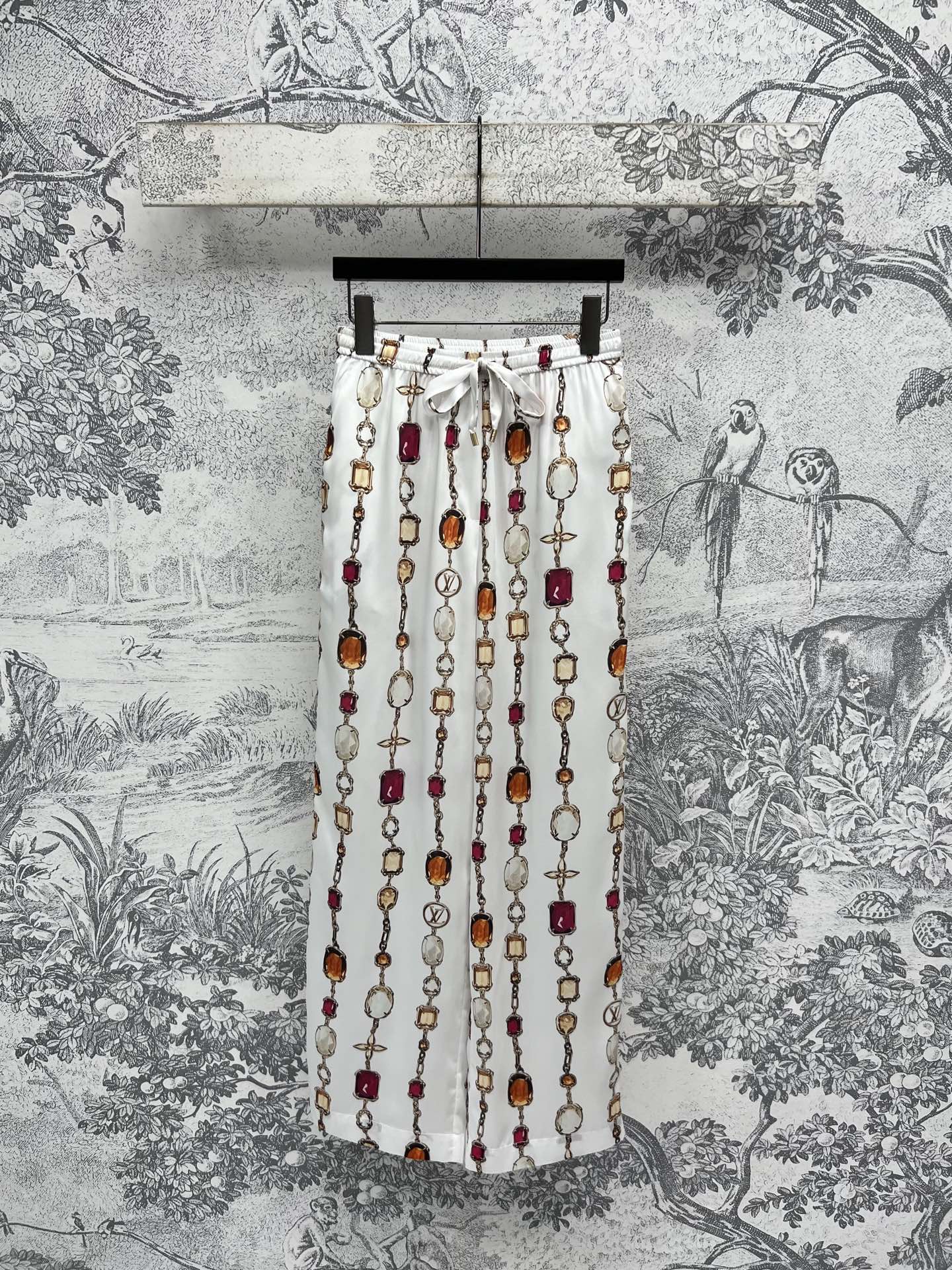 LV 25 Decorative Pattern Gemstone Chain Set White Poliester